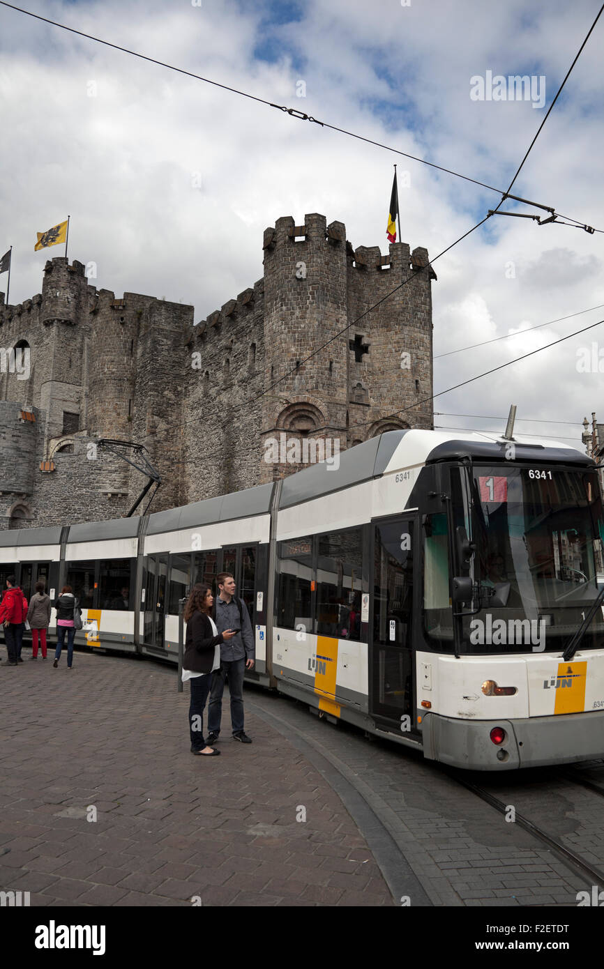 Ghent Straßenbahn Stadtzentrum mit Burg Gravensteen im Hintergrund Belgien Europa Stockfoto
