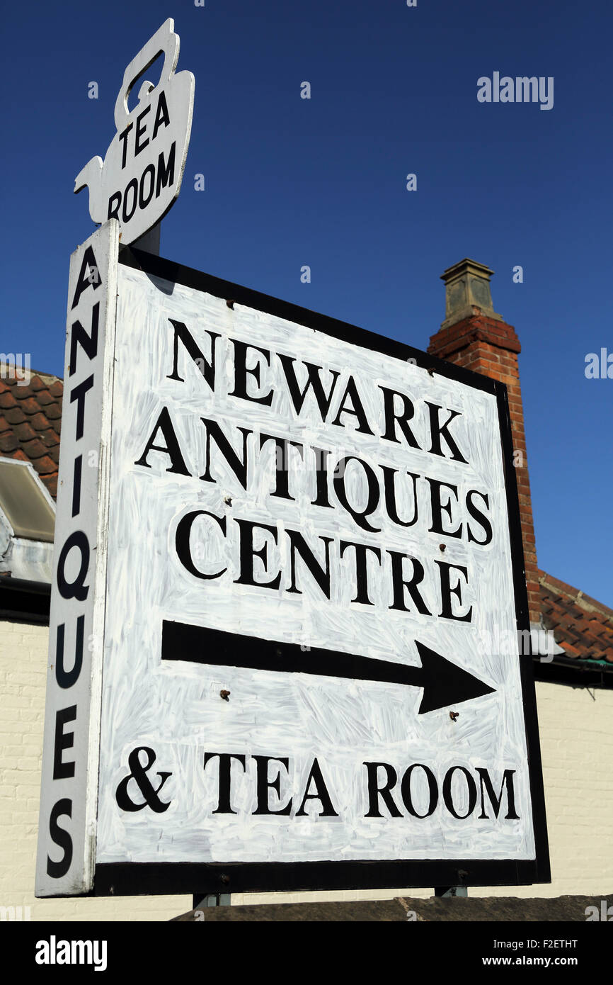 Ein Schild weist auf Newark Antiquitäten Zentrum und Tea Room in Newark-auf-Trent, England. Die Stadt hat eine Anzahl von Antiquitäten-Geschäften. Stockfoto