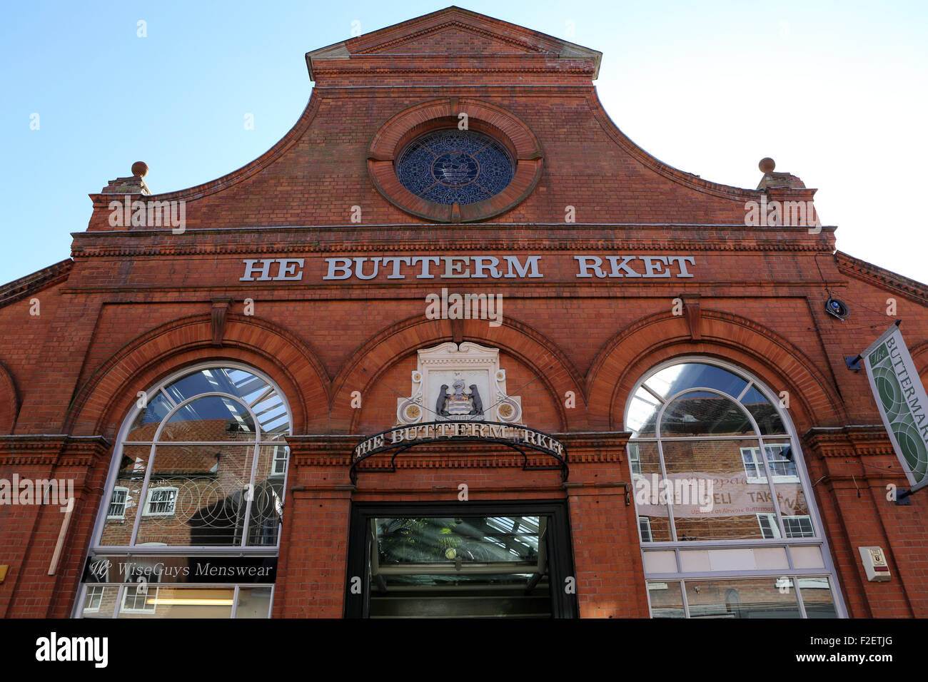 Fassade der Buttermarkt Einkaufszentrums in Newark, England. Die viktorianischen Arcade beherbergt Geschäfte und Cafés. Stockfoto