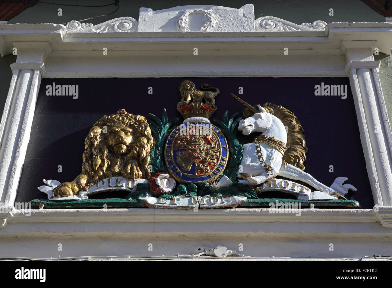 Der Konigliche Lowe Und Einhorn Wappen Auf Dem Display In Newark England Die Lateinische Inschrift Bedeutet Recht Und Mein Gott Stockfotografie Alamy