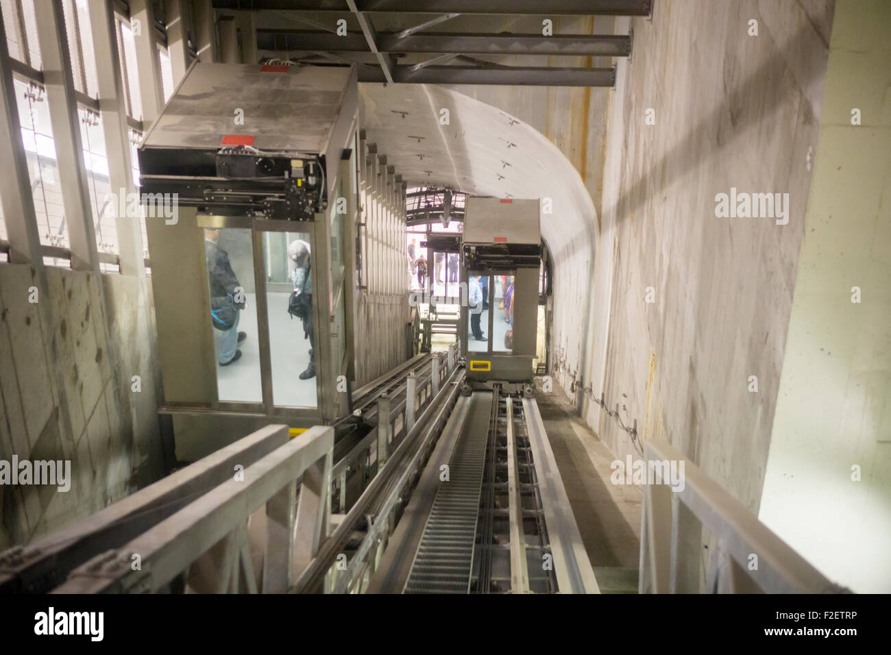 Die Steigung Aufzüge in der neue Kopfbahnhof der 34. Straße-Hudson Yards auf die 7 Subway Line Extension in New York auf seine Eröffnung, Sonntag, 13. September 2015.  Der neue Tunnel vom Times Square entfernt endet 108 Füße unterhalb des Straßenniveaus West 34th Street und Eleventh Avenue vor der Haustür des rezoned 45 Blocks Hudson Yards Entwicklung. Es ist die erste u-Bahn-Station 26 Jahre und die erste Line Extension in 60 Jahren eröffnet. (© Richard B. Levine) Stockfoto