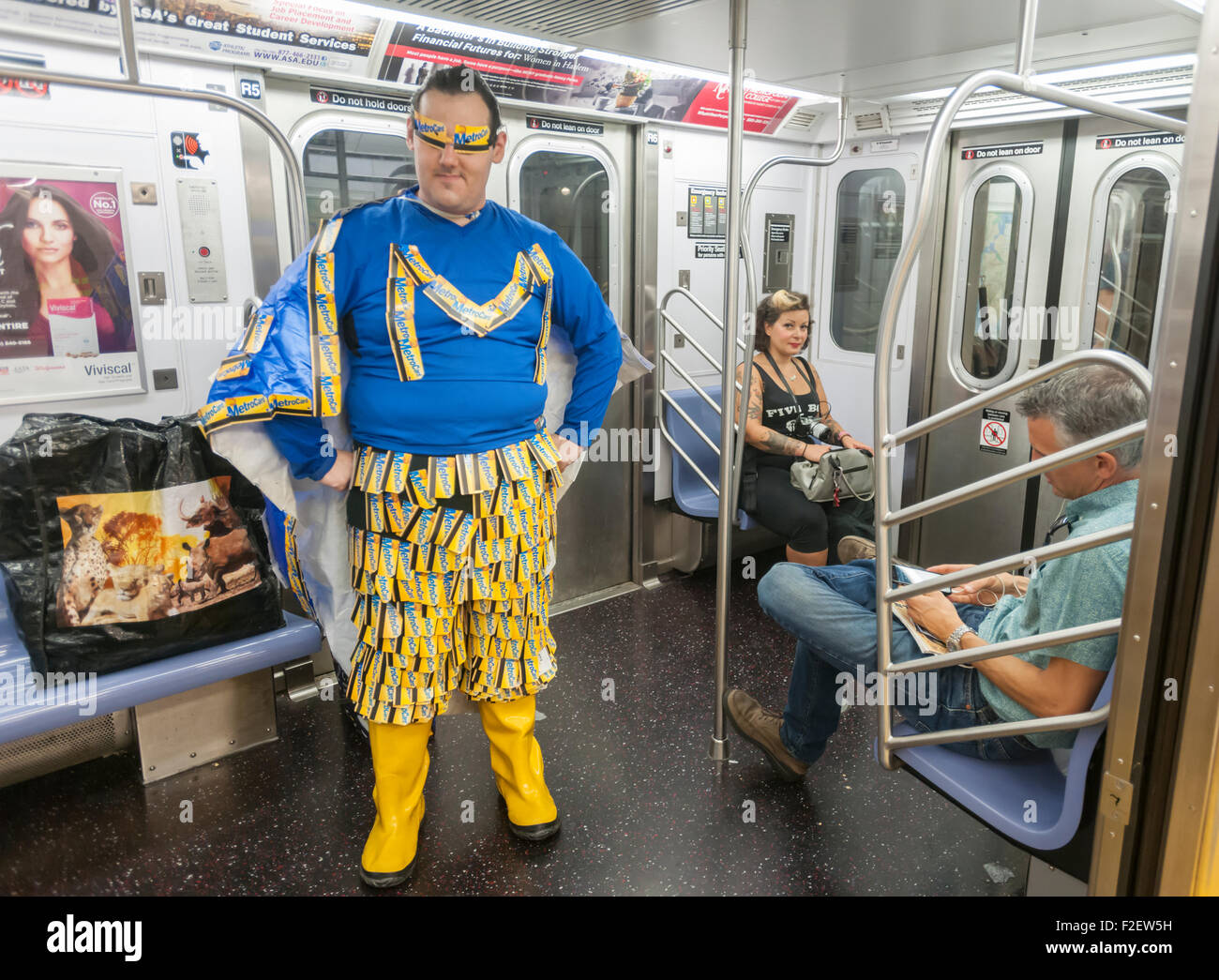 MetroCard-Mann in die neue Kopfbahnhof der 34. Straße-Hudson Yards auf die 7 Subway Line Extension in New York auf seine Eröffnung, Sonntag, 13. September 2015.  Der neue Tunnel vom Times Square entfernt endet 108 Füße unterhalb des Straßenniveaus West 34th Street und Eleventh Avenue vor der Haustür des rezoned 45 Blocks Hudson Yards Entwicklung. Es ist die erste u-Bahn-Station 26 Jahre und die erste Line Extension in 60 Jahren eröffnet. (© Richard B. Levine) Stockfoto
