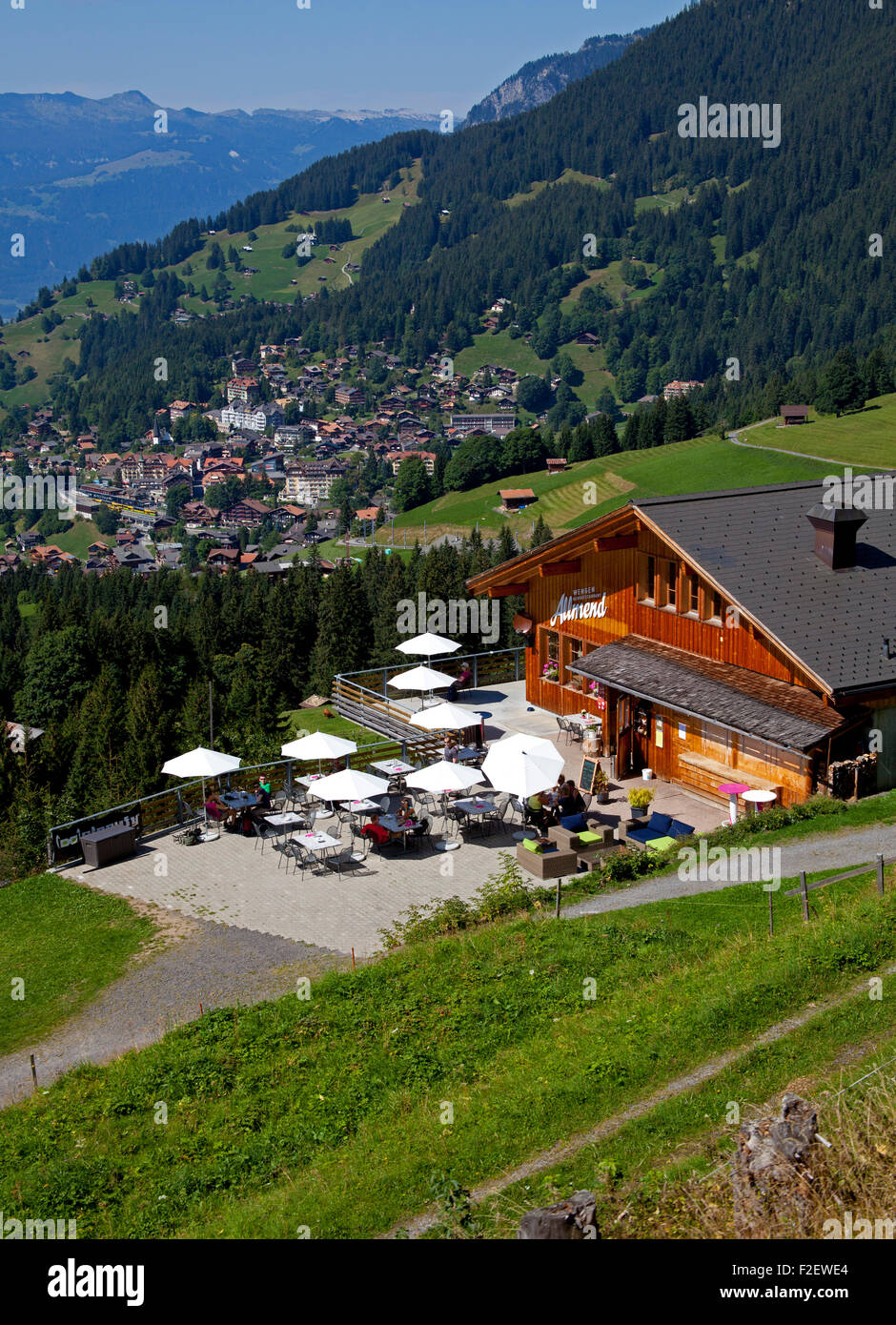 Restaurant mit Wengen Dorf im Hintergrund der Schweiz Europa Stockfoto