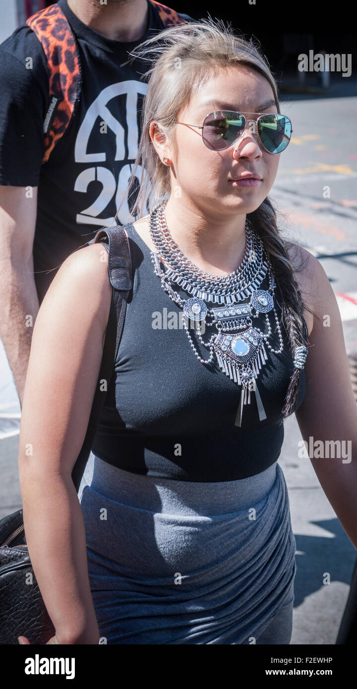 Eine stark bejeweled Fashionista hinterlässt der Fashion Week Frühjahr 2016 am Dachfenster Clarkson Platz in Soho in New York auf Freitag, 11. September 2015. Nach einer Zwangsräumung von Lincoln Center NYFW mit dezentralisiert werden zeigt an mehreren Orten präsentiert. (© Richard B. Levine) Stockfoto