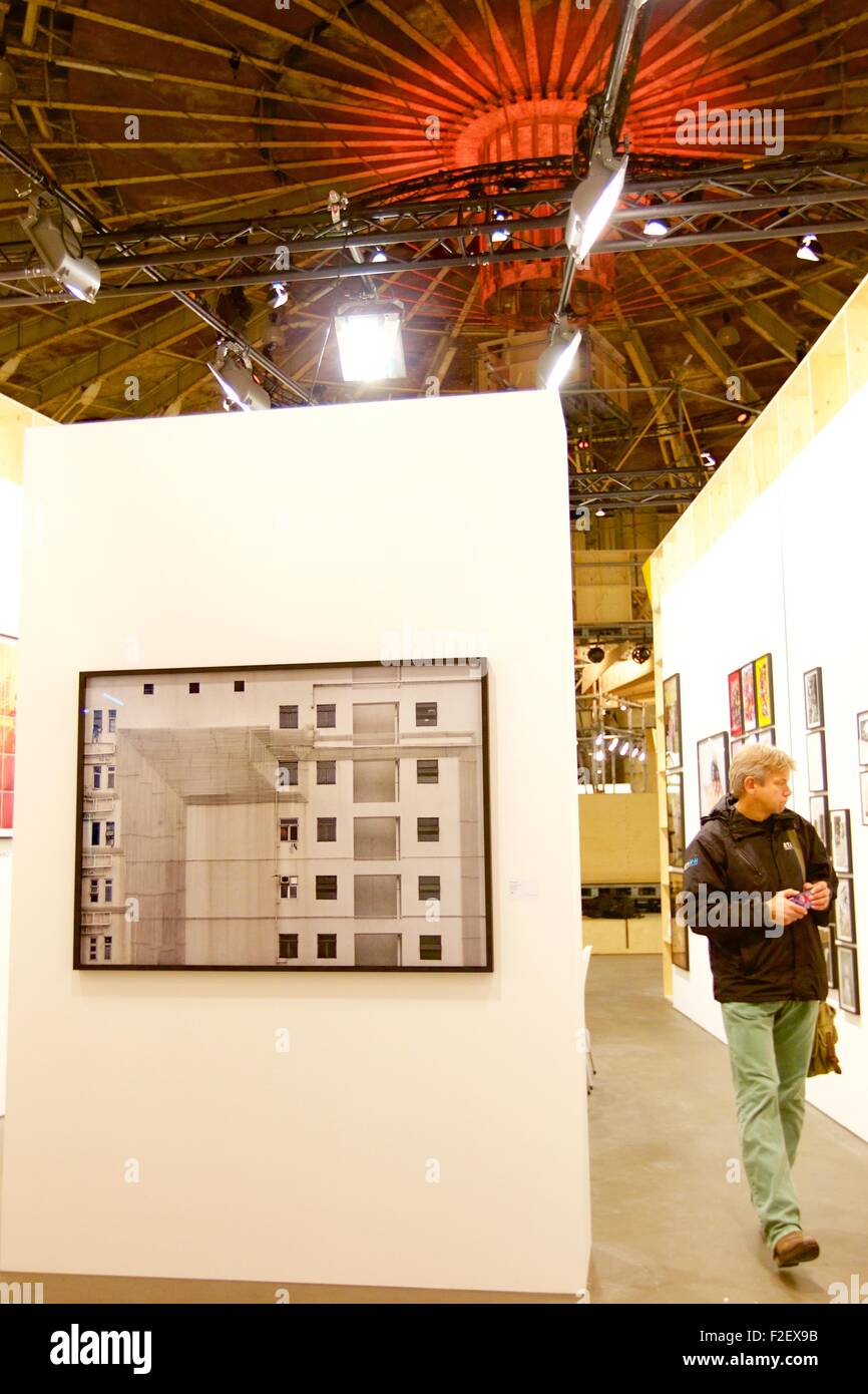 Amsterdam, Niederlande. 17. Sep, 2015. Ein Mann besucht ungesehene Foto Messe in Amsterdam, die Niederlande, am 17. September 2015. Unsichtbare, die internationale Fotografie Messe und konzentrierte sich auf neue Fotografie-Festival öffnete seine Türen am 17. September in Amsterdam. © Sylvia Lederer/Xinhua/Alamy Live-Nachrichten Stockfoto