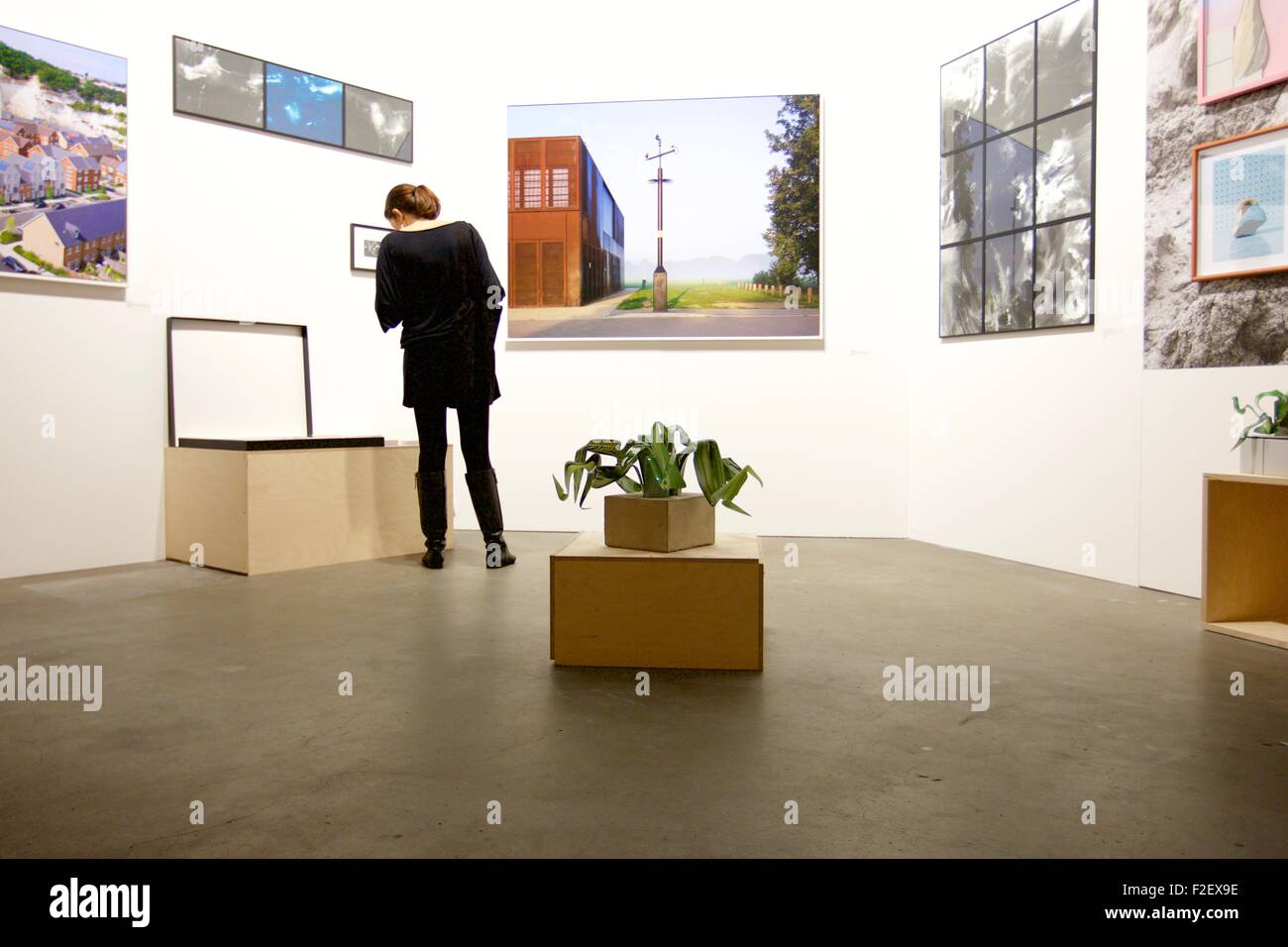 Amsterdam, Niederlande. 17. Sep, 2015. Eine Frau besucht ungesehene Foto Messe in Amsterdam, die Niederlande, am 17. September 2015. Unsichtbare, die internationale Fotografie Messe und konzentrierte sich auf neue Fotografie-Festival öffnete seine Türen am 17. September in Amsterdam. © Sylvia Lederer/Xinhua/Alamy Live-Nachrichten Stockfoto