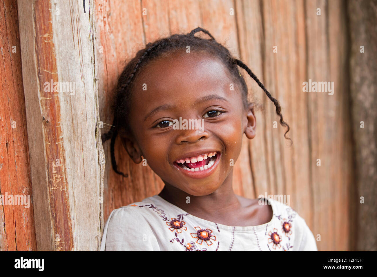 Porträt des Lächelns madagassischen kleines Mädchens mit geflochtenen Haaren, Vatovavy-Fitovinany, Madagaskar, Südosten Afrikas hautnah Stockfoto