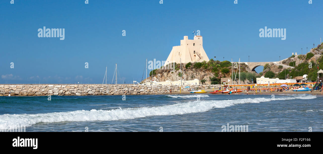 Strand mit Truglia Turm in Sperlonga, Italien. Stockfoto