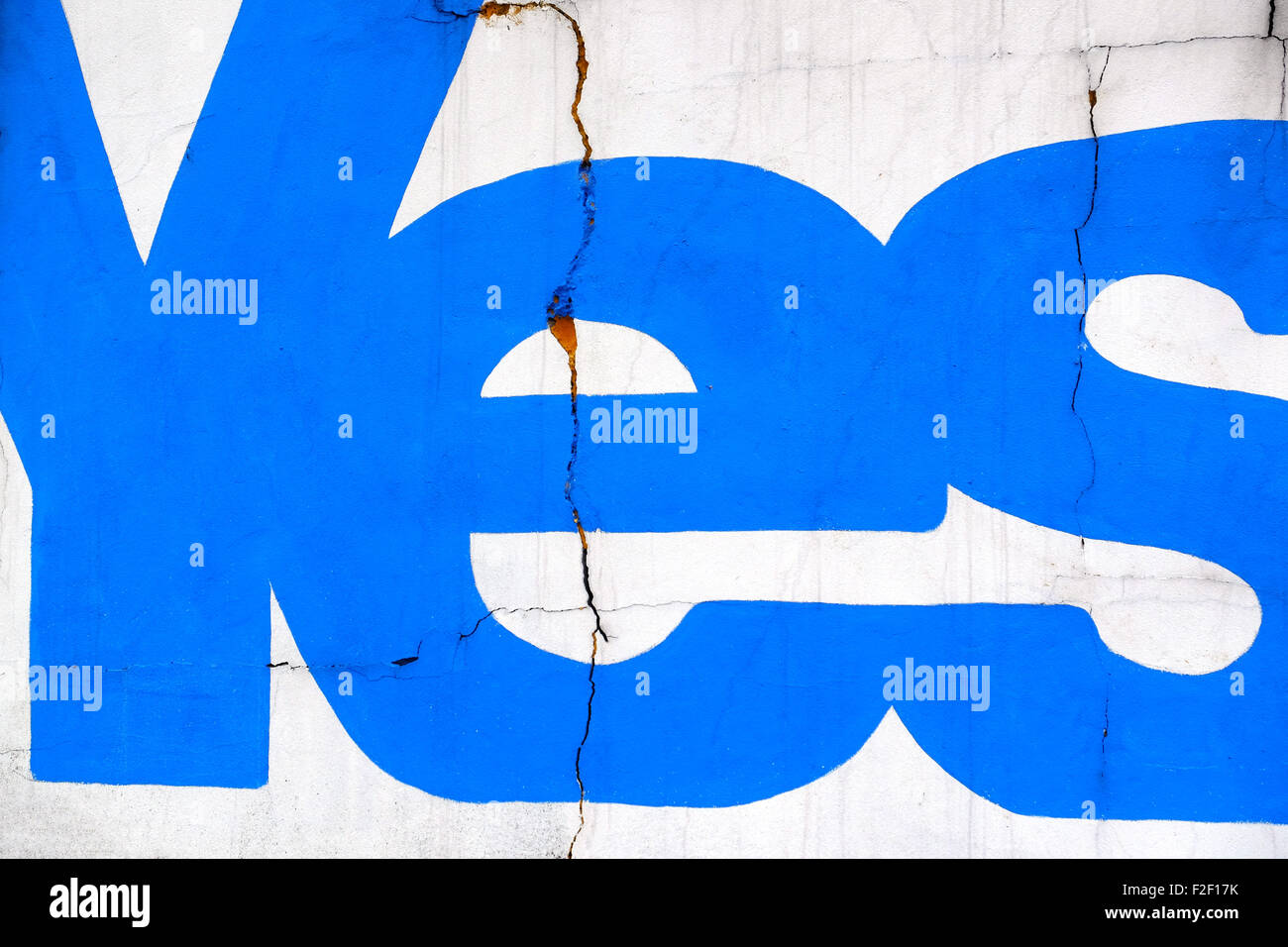 Schottische Unabhängigkeit "Ja" Slogan auf einem schottischen Wand verblassen Stockfoto