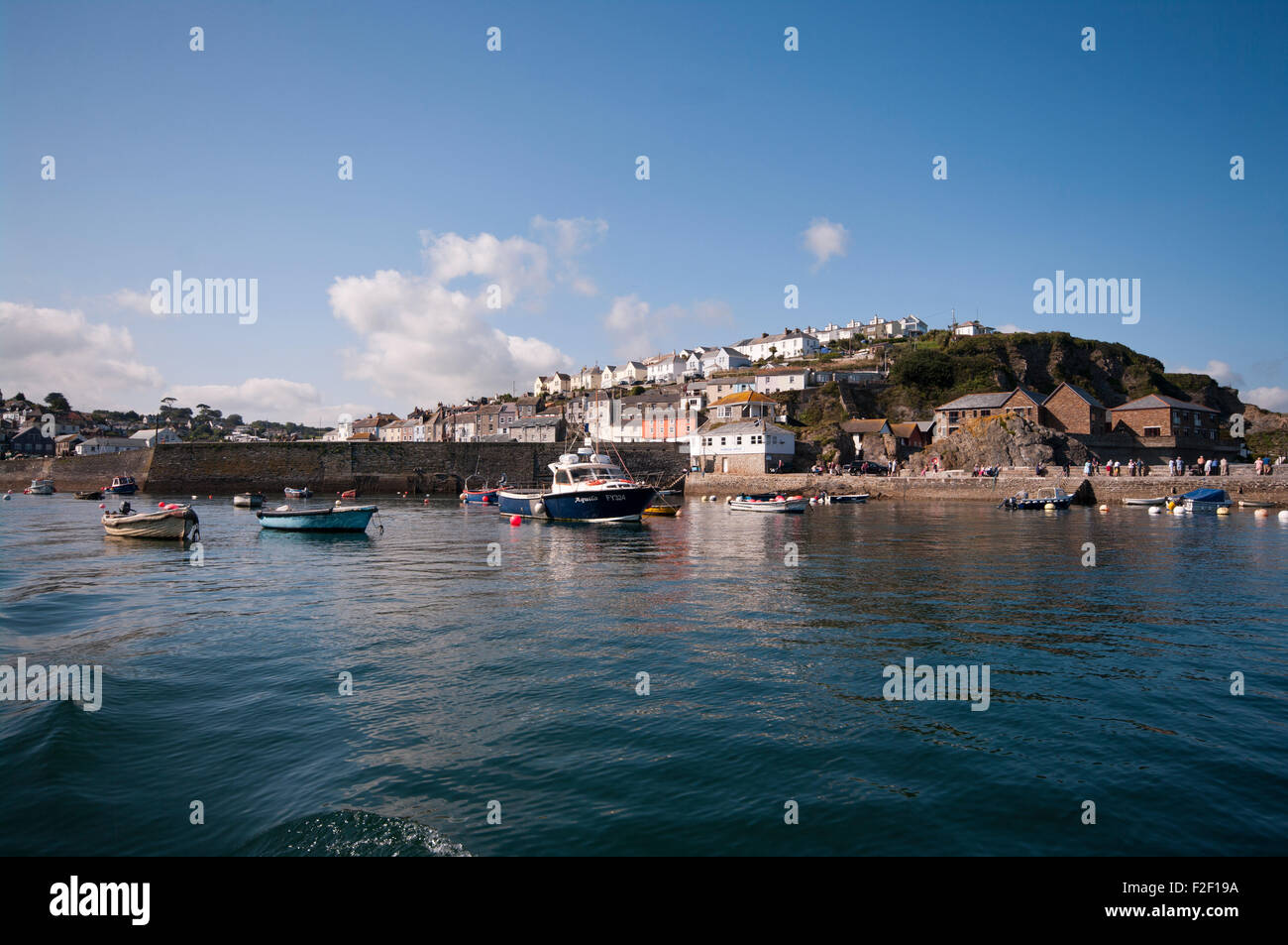 Häuser mit Blick auf Mevagissey Hafen Süd Cornwall England UK Stockfoto