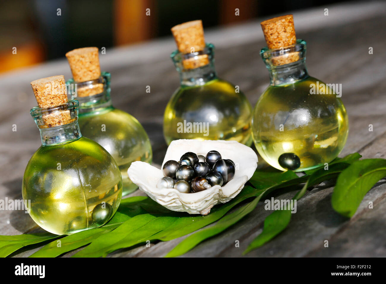 Tahiti, Französisch-Polynesien, 2013: Fläschchen von handgefertigten Monoi Öl mit Tahiti-Perle Stockfoto