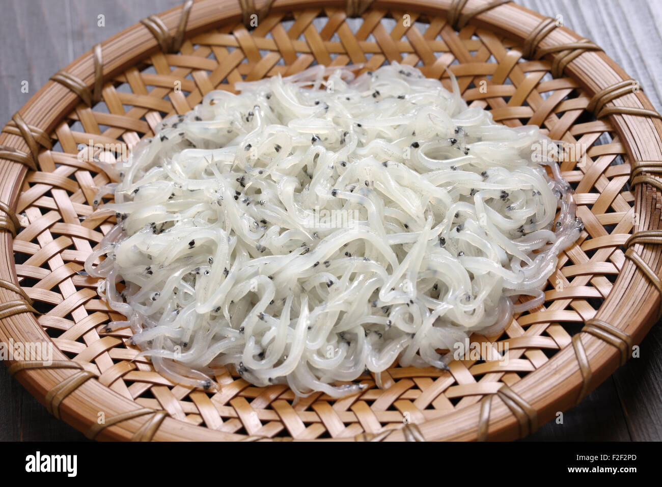 japanische Icefishes, Noodlefishes auf Bambus-Sieb Stockfotografie - Alamy