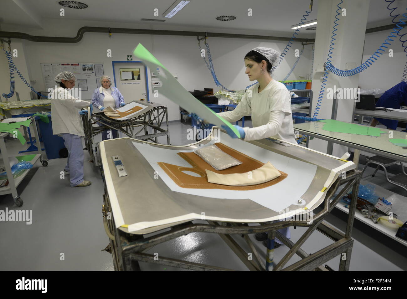 Umsatz des Mitglieds, die Unternehmen der Assoziation der Tschechischen Luftfahrtindustrie stieg im Vorjahr um fast 15 Prozent auf Kc11.9bn und Kc10.5bn des Betrags wurden exportiert, die Gütegemeinschaft Vertreter sagte heute, am Donnerstag, 17. September 2015, während der Feierlichkeiten von 20 Jahren seit der Einrichtung der Firma LA Composite. LA Composite, die composite-Bauteilen und sets für Airbus-Flugzeuge und Hubschrauber Agusta-Westland, erhöhten Umsatz um 18 Prozent auf Kc185m letztes Jahr und seinen Gewinn erreicht Kc8m.The Luftfahrt-Industrie in der Welt wächst jährlich um rund 10 bis 12 Prozent. (CTK Foto/Michal Krum Stockfoto