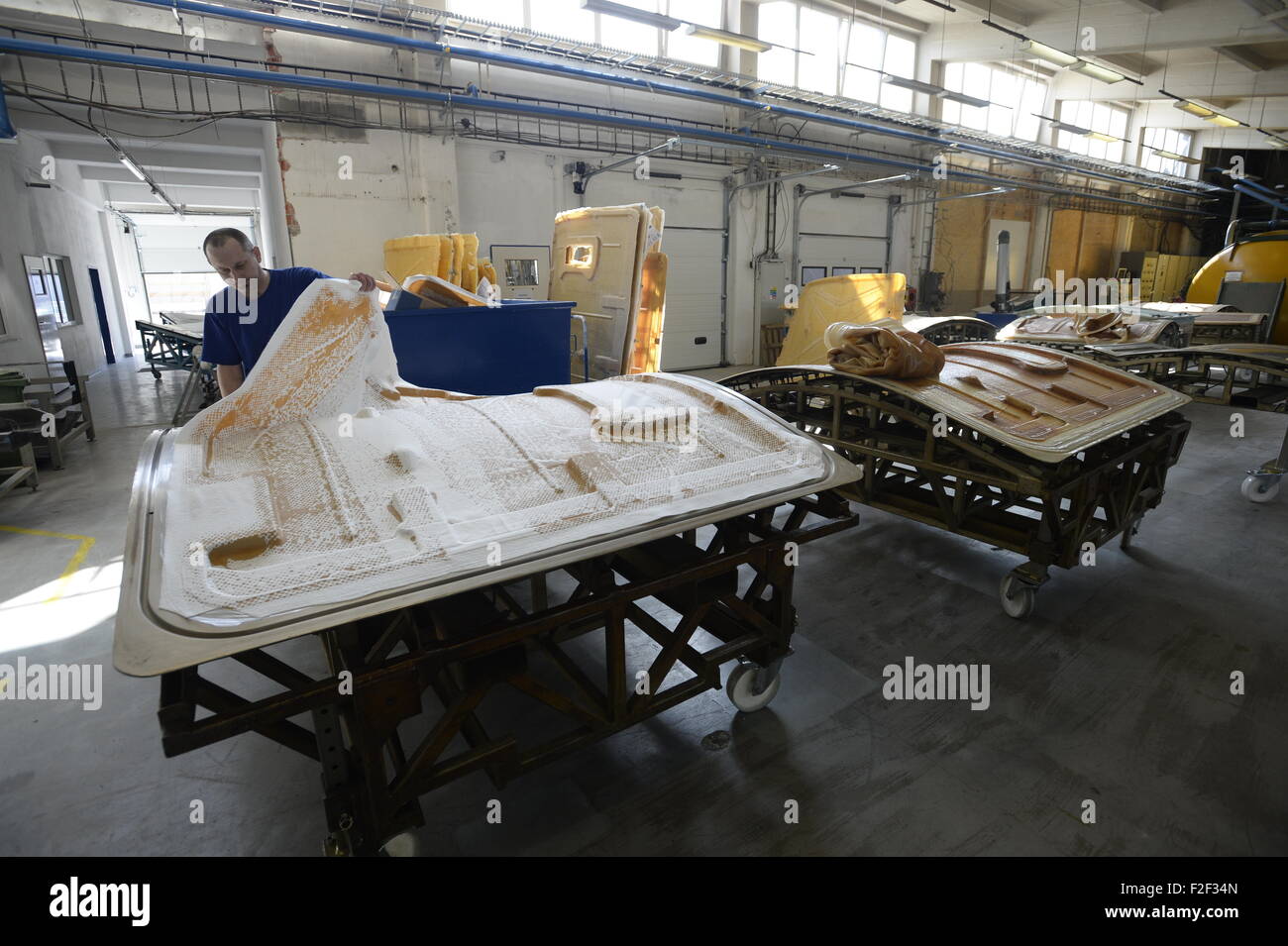 Umsatz des Mitglieds, die Unternehmen der Assoziation der Tschechischen Luftfahrtindustrie stieg im Vorjahr um fast 15 Prozent auf Kc11.9bn und Kc10.5bn des Betrags wurden exportiert, die Gütegemeinschaft Vertreter sagte heute, am Donnerstag, 17. September 2015, während der Feierlichkeiten von 20 Jahren seit der Einrichtung der Firma LA Composite. LA Composite, die composite-Bauteilen und sets für Airbus-Flugzeuge und Hubschrauber Agusta-Westland, erhöhten Umsatz um 18 Prozent auf Kc185m letztes Jahr und seinen Gewinn erreicht Kc8m.The Luftfahrt-Industrie in der Welt wächst jährlich um rund 10 bis 12 Prozent. (CTK Foto/Michal Krum Stockfoto