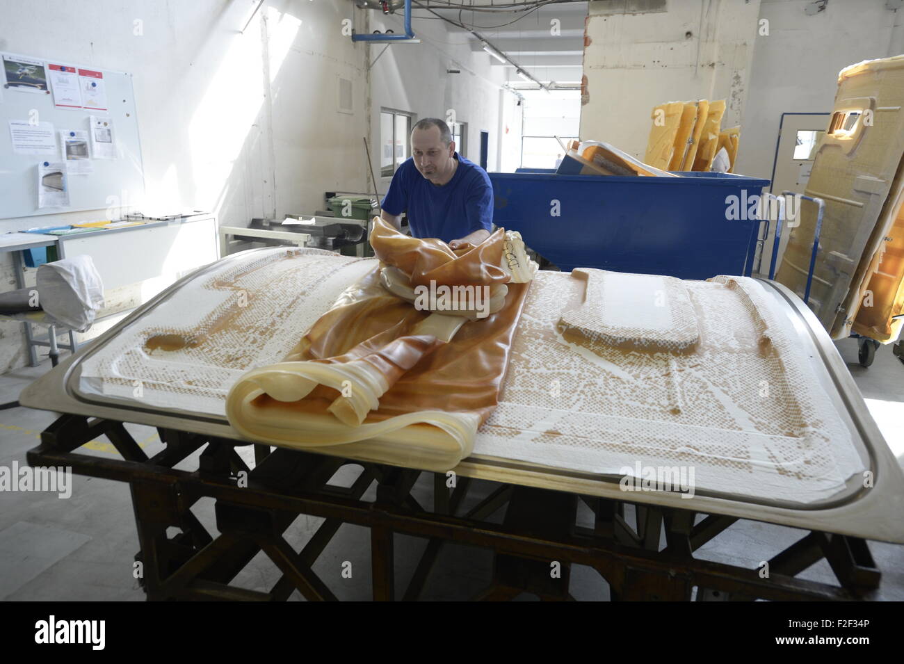 Umsatz des Mitglieds, die Unternehmen der Assoziation der Tschechischen Luftfahrtindustrie stieg im Vorjahr um fast 15 Prozent auf Kc11.9bn und Kc10.5bn des Betrags wurden exportiert, die Gütegemeinschaft Vertreter sagte heute, am Donnerstag, 17. September 2015, während der Feierlichkeiten von 20 Jahren seit der Einrichtung der Firma LA Composite. LA Composite, die composite-Bauteilen und sets für Airbus-Flugzeuge und Hubschrauber Agusta-Westland, erhöhten Umsatz um 18 Prozent auf Kc185m letztes Jahr und seinen Gewinn erreicht Kc8m.The Luftfahrt-Industrie in der Welt wächst jährlich um rund 10 bis 12 Prozent. (CTK Foto/Michal Krum Stockfoto