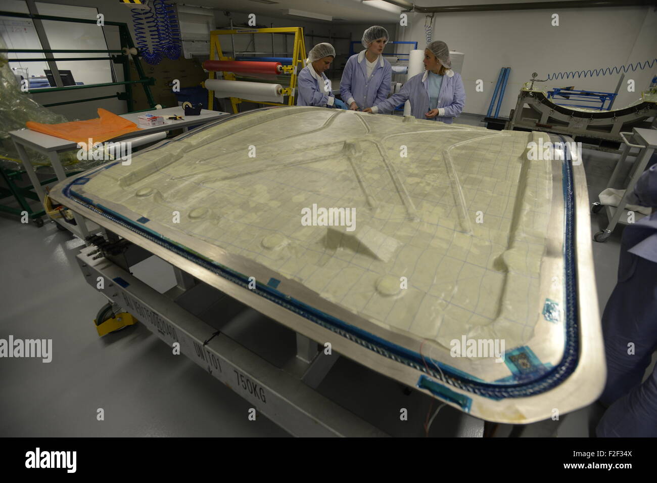 Umsatz des Mitglieds, die Unternehmen der Assoziation der Tschechischen Luftfahrtindustrie stieg im Vorjahr um fast 15 Prozent auf Kc11.9bn und Kc10.5bn des Betrags wurden exportiert, die Gütegemeinschaft Vertreter sagte heute, am Donnerstag, 17. September 2015, während der Feierlichkeiten von 20 Jahren seit der Einrichtung der Firma LA Composite. LA Composite, die composite-Bauteilen und sets für Airbus-Flugzeuge und Hubschrauber Agusta-Westland, erhöhten Umsatz um 18 Prozent auf Kc185m letztes Jahr und seinen Gewinn erreicht Kc8m.The Luftfahrt-Industrie in der Welt wächst jährlich um rund 10 bis 12 Prozent. (CTK Foto/Michal Krum Stockfoto