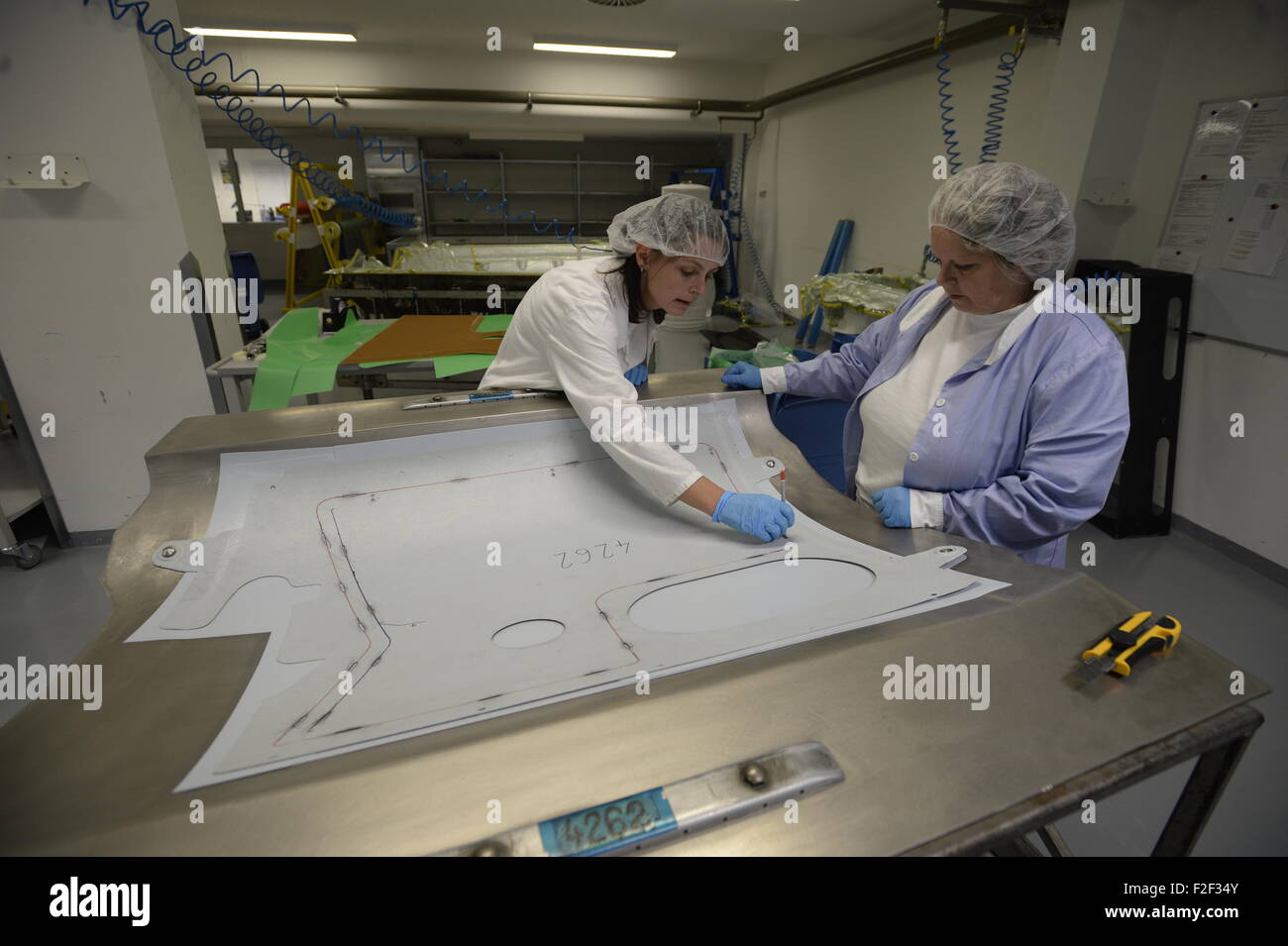 Umsatz des Mitglieds, die Unternehmen der Assoziation der Tschechischen Luftfahrtindustrie stieg im Vorjahr um fast 15 Prozent auf Kc11.9bn und Kc10.5bn des Betrags wurden exportiert, die Gütegemeinschaft Vertreter sagte heute, am Donnerstag, 17. September 2015, während der Feierlichkeiten von 20 Jahren seit der Einrichtung der Firma LA Composite. LA Composite, die composite-Bauteilen und sets für Airbus-Flugzeuge und Hubschrauber Agusta-Westland, erhöhten Umsatz um 18 Prozent auf Kc185m letztes Jahr und seinen Gewinn erreicht Kc8m.The Luftfahrt-Industrie in der Welt wächst jährlich um rund 10 bis 12 Prozent. (CTK Foto/Michal Krum Stockfoto