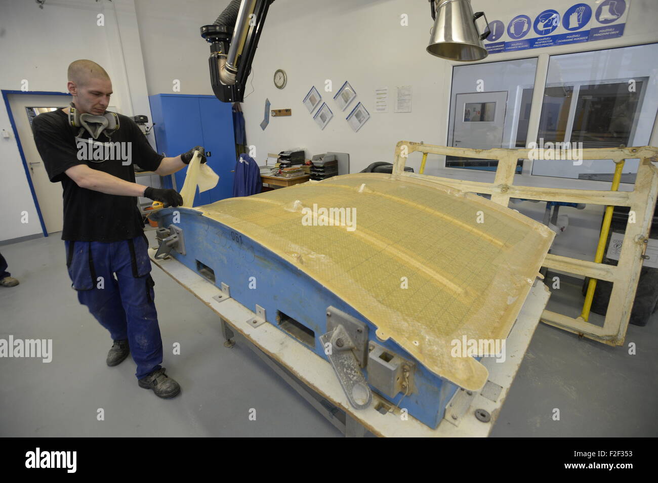 Umsatz des Mitglieds, die Unternehmen der Assoziation der Tschechischen Luftfahrtindustrie stieg im Vorjahr um fast 15 Prozent auf Kc11.9bn und Kc10.5bn des Betrags wurden exportiert, die Gütegemeinschaft Vertreter sagte heute, am Donnerstag, 17. September 2015, während der Feierlichkeiten von 20 Jahren seit der Einrichtung der Firma LA Composite. LA Composite, die composite-Bauteilen und sets für Airbus-Flugzeuge und Hubschrauber Agusta-Westland, erhöhten Umsatz um 18 Prozent auf Kc185m letztes Jahr und seinen Gewinn erreicht Kc8m.The Luftfahrt-Industrie in der Welt wächst jährlich um rund 10 bis 12 Prozent. (CTK Foto/Michal Krum Stockfoto