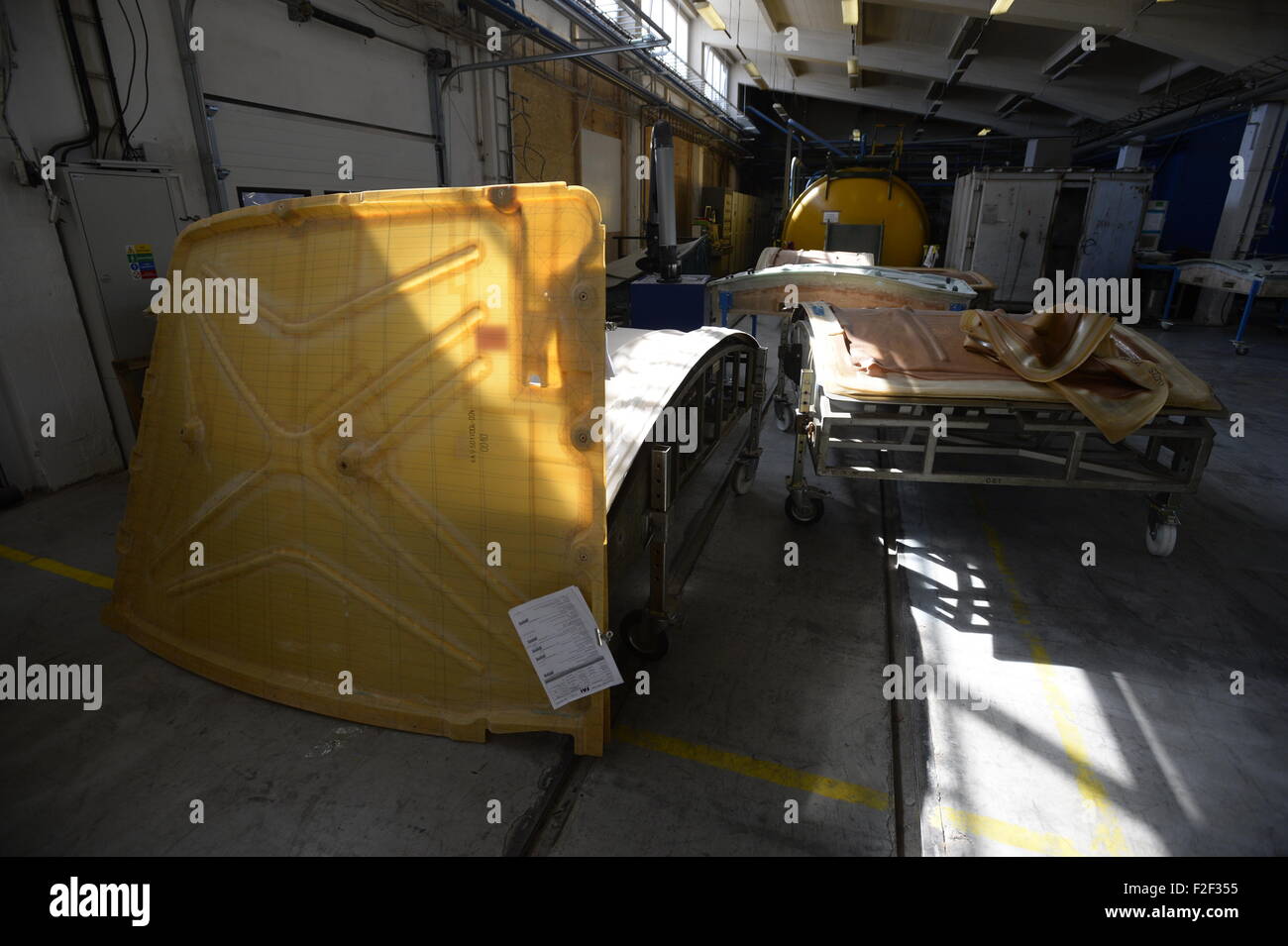 Umsatz des Mitglieds, die Unternehmen der Assoziation der Tschechischen Luftfahrtindustrie stieg im Vorjahr um fast 15 Prozent auf Kc11.9bn und Kc10.5bn des Betrags wurden exportiert, die Gütegemeinschaft Vertreter sagte heute, am Donnerstag, 17. September 2015, während der Feierlichkeiten von 20 Jahren seit der Einrichtung der Firma LA Composite. LA Composite, die composite-Bauteilen und sets für Airbus-Flugzeuge und Hubschrauber Agusta-Westland, erhöhten Umsatz um 18 Prozent auf Kc185m letztes Jahr und seinen Gewinn erreicht Kc8m.The Luftfahrt-Industrie in der Welt wächst jährlich um rund 10 bis 12 Prozent. (CTK Foto/Michal Krum Stockfoto