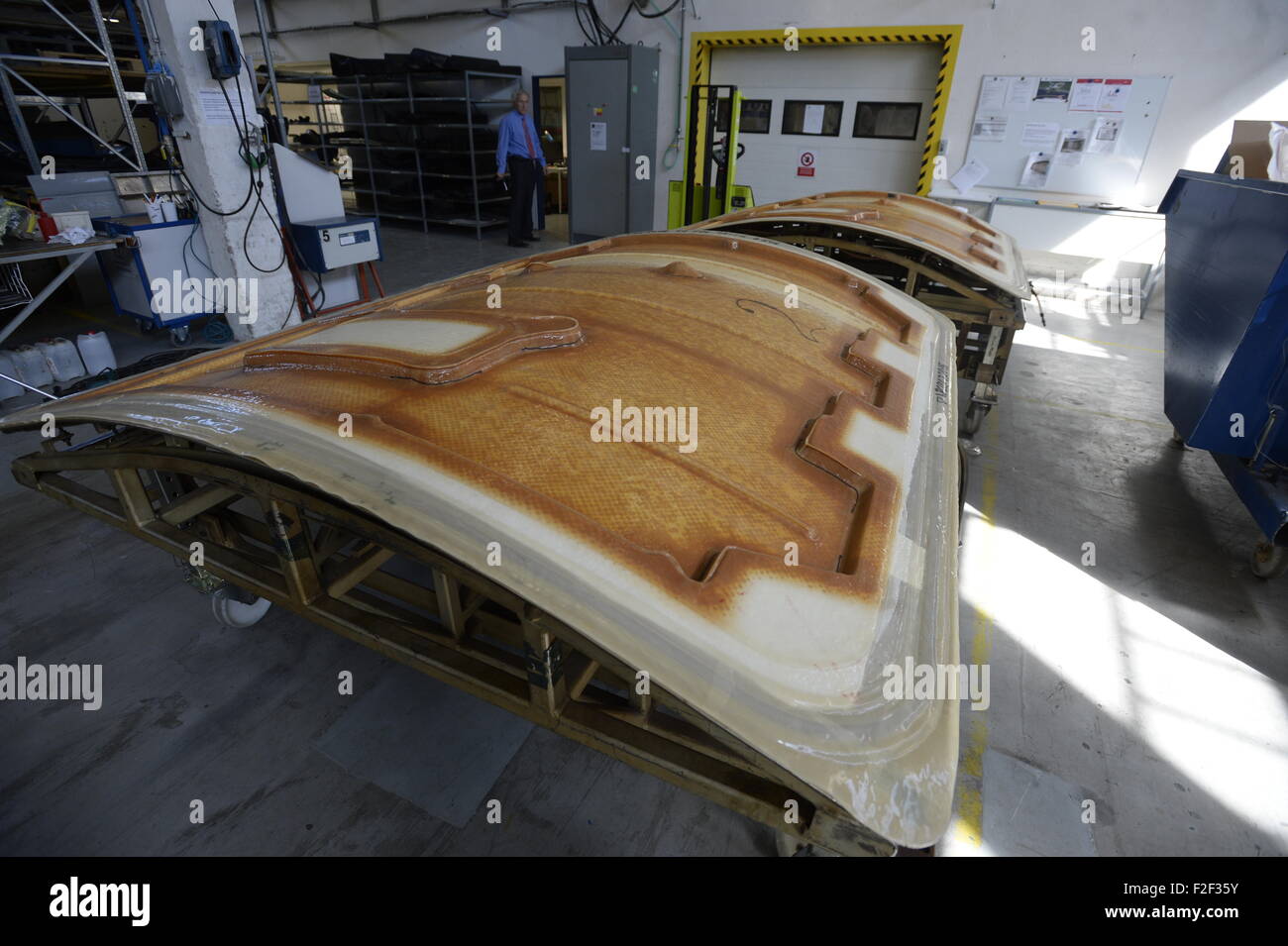 Umsatz des Mitglieds, die Unternehmen der Assoziation der Tschechischen Luftfahrtindustrie stieg im Vorjahr um fast 15 Prozent auf Kc11.9bn und Kc10.5bn des Betrags wurden exportiert, die Gütegemeinschaft Vertreter sagte heute, am Donnerstag, 17. September 2015, während der Feierlichkeiten von 20 Jahren seit der Einrichtung der Firma LA Composite. LA Composite, die composite-Bauteilen und sets für Airbus-Flugzeuge und Hubschrauber Agusta-Westland, erhöhten Umsatz um 18 Prozent auf Kc185m letztes Jahr und seinen Gewinn erreicht Kc8m.The Luftfahrt-Industrie in der Welt wächst jährlich um rund 10 bis 12 Prozent. (CTK Foto/Michal Krum Stockfoto