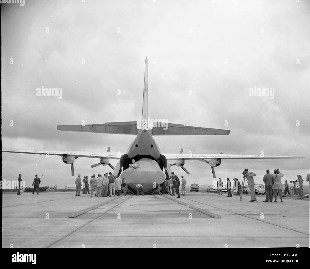 Dieses Bild zeigt eine Atlas-Rakete, die für den Transport in ein C-133-Flugzeug geladen wird, eine kritische Phase bei der Bereitstellung der Rakete für Tests und Start. Die C-133 wurde für den Transport großer, schwerer Güter wie Raketen eingesetzt. Stockfoto
