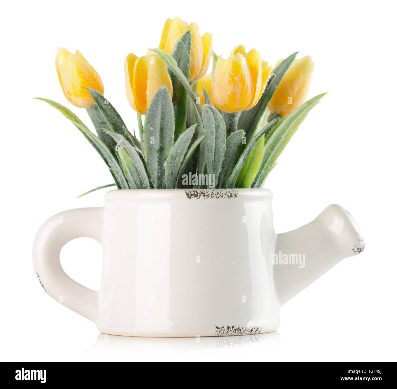 künstliche gelbe Tulpen auf dem weißen Hintergrund isoliert. Stockfoto