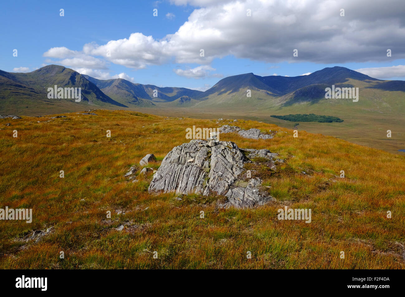 Die Hügel des Schwarzen Berg umschließen Rannoch Moor auf der westlichen Seite. Der West Highland Way entlang der Strecke Stockfoto