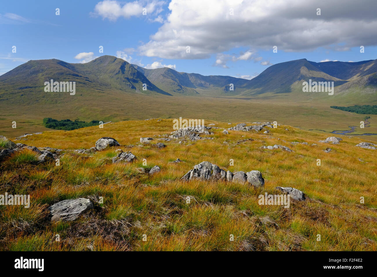 Die Hügel des Schwarzen Berg umschließen Rannoch Moor auf der westlichen Seite. Der West Highland Way entlang der Strecke Stockfoto