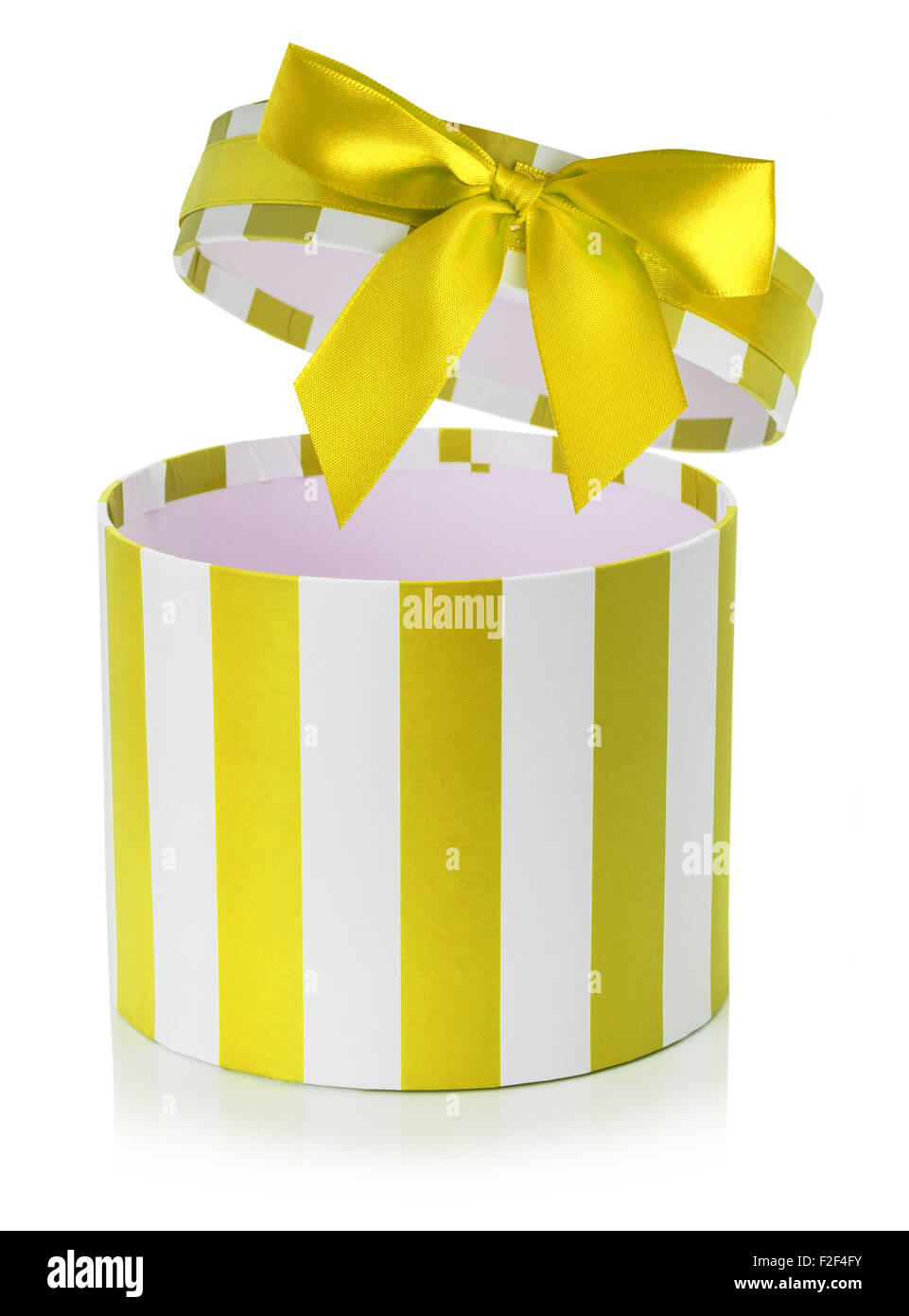 gelbe Geschenkbox mit weißen Streifen auf dem weißen Hintergrund isoliert. Stockfoto
