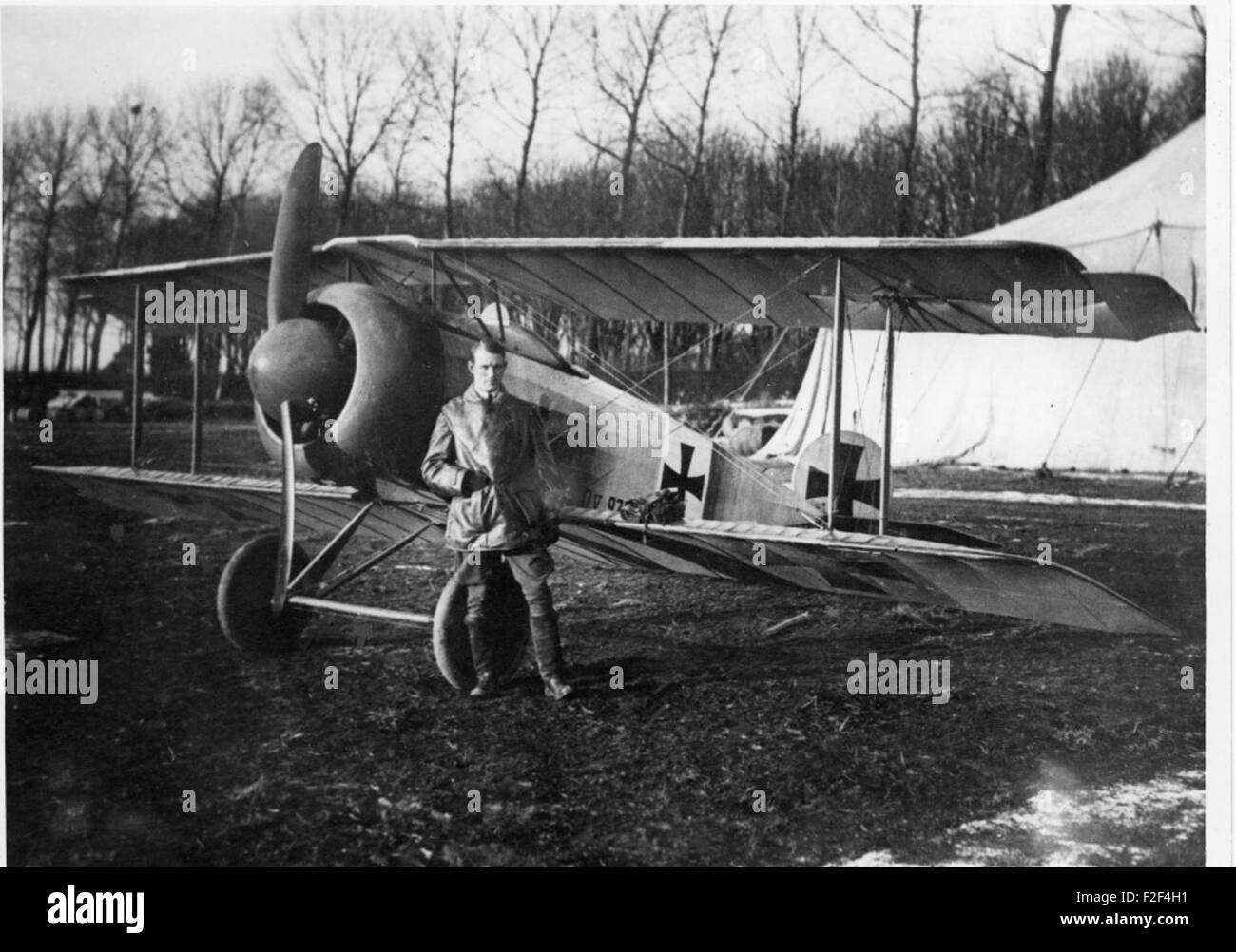 Ein Foto aus dem Jahr 1916, das einen Fokker DV zeigt, einen deutschen Doppeldecker, der während des Ersten Weltkriegs eingesetzt wurde. Das Flugzeug wird während des Fluges erfasst und zeigt sein Design und seine Rolle im Luftkampf während des Krieges. Stockfoto