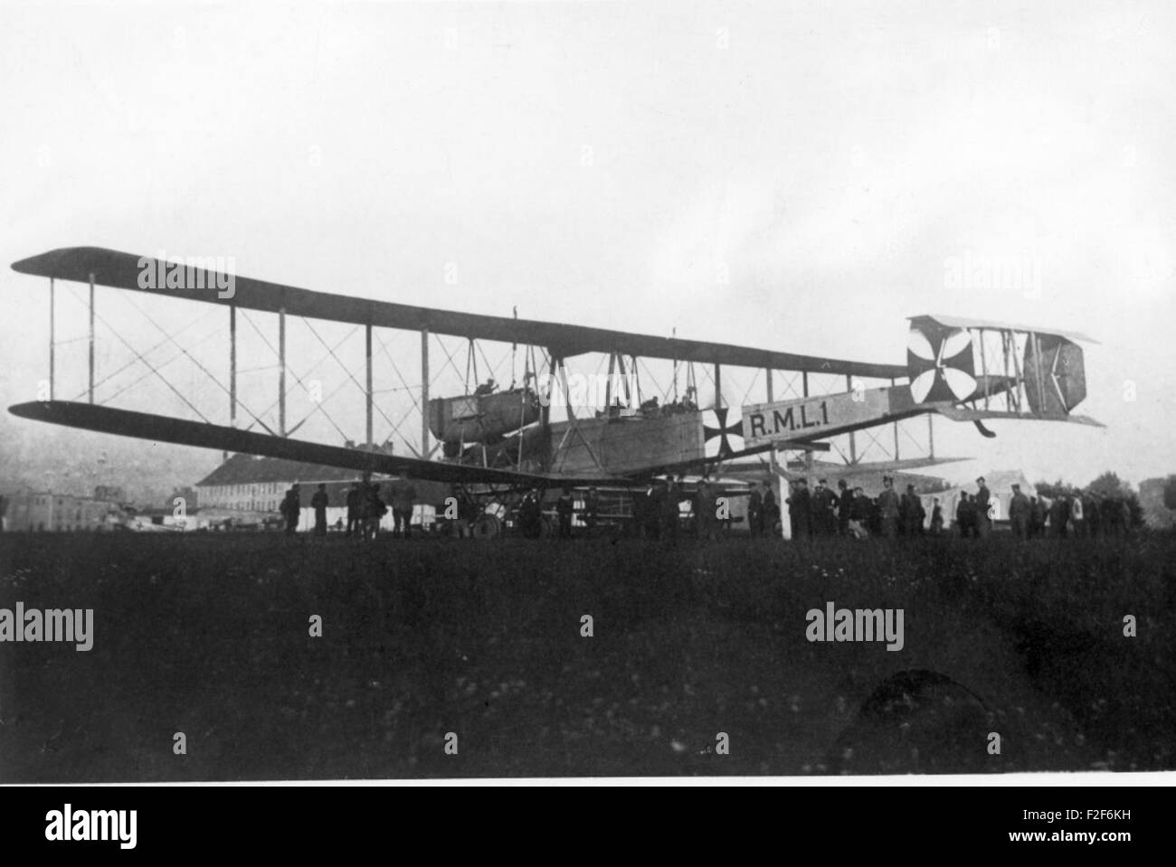 Der Zeppelin-Staaken RML I, ein weiterer großer deutscher Bomber aus dem Ersten Weltkrieg, wurde 1915 gefangen genommen. Das Flugzeug war ein wichtiger Teil der deutschen Bemühungen, schwere Bomber in der Kriegsführung einzusetzen. Stockfoto