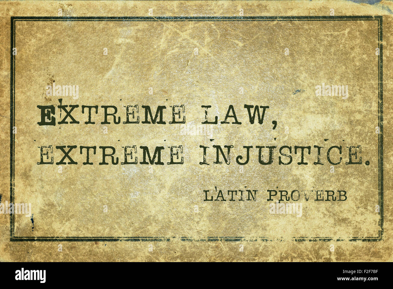 Extreme-Recht, extreme Ungerechtigkeit - altes lateinische Sprichwort auf Grunge Vintage Karton gedruckt Stockfoto