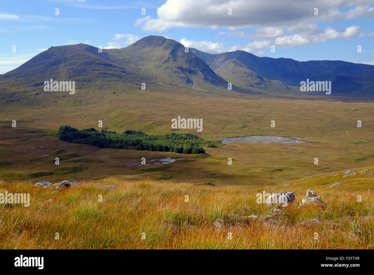 Die Hügel des Schwarzen Berg umschließen Rannoch Moor auf der westlichen Seite. Der West Highland Way entlang der Strecke Stockfoto