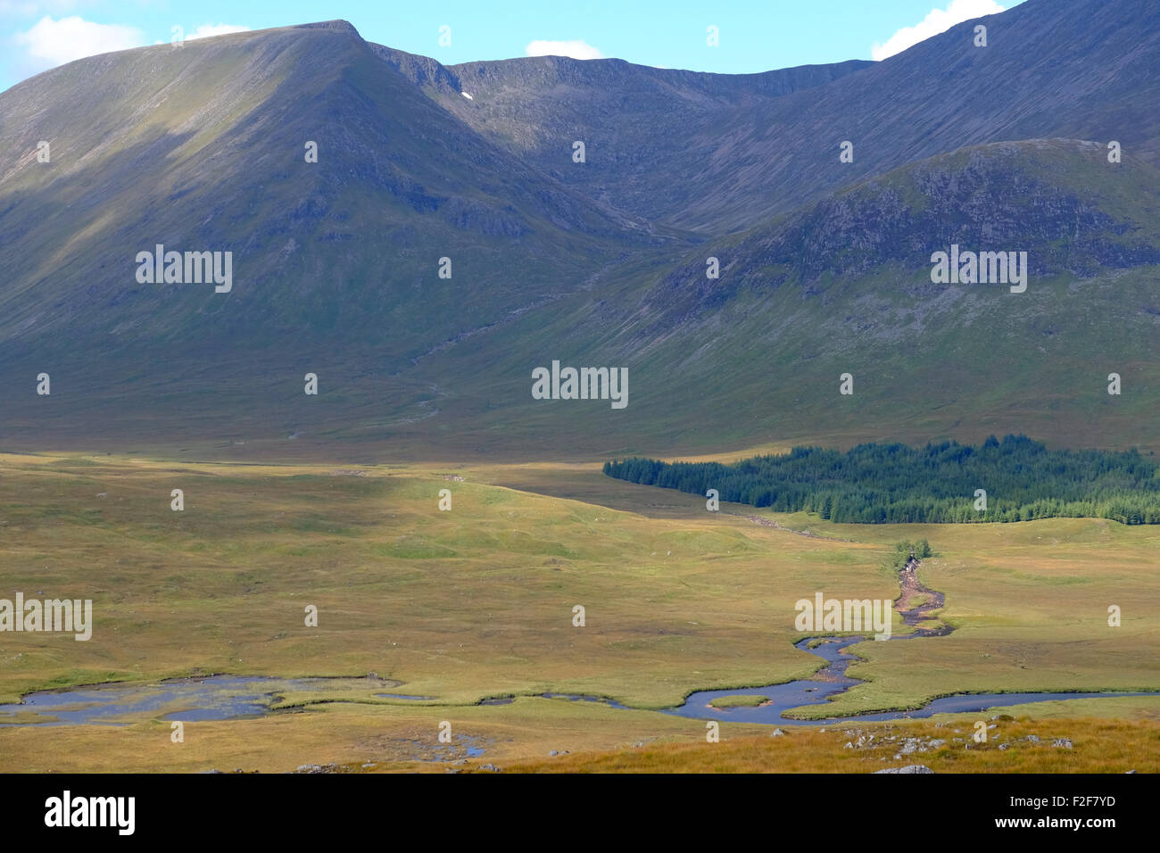 Die Hügel des Schwarzen Berg umschließen Rannoch Moor auf der westlichen Seite. Der West Highland Way entlang der Strecke Stockfoto