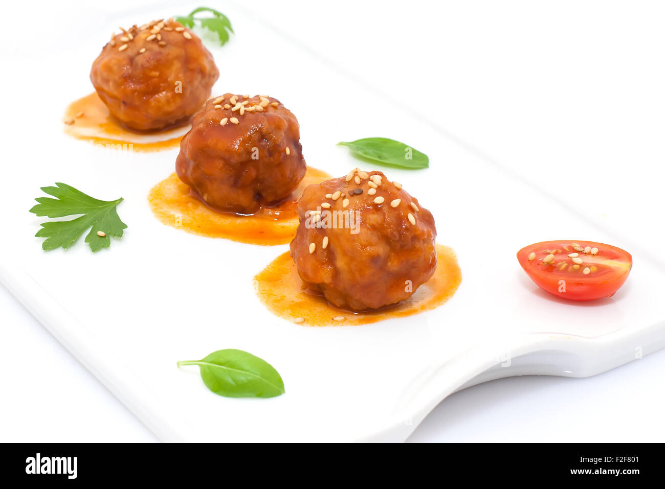 Fleischbällchen in Tomatensauce serviert auf weiße Tablett Stockfoto