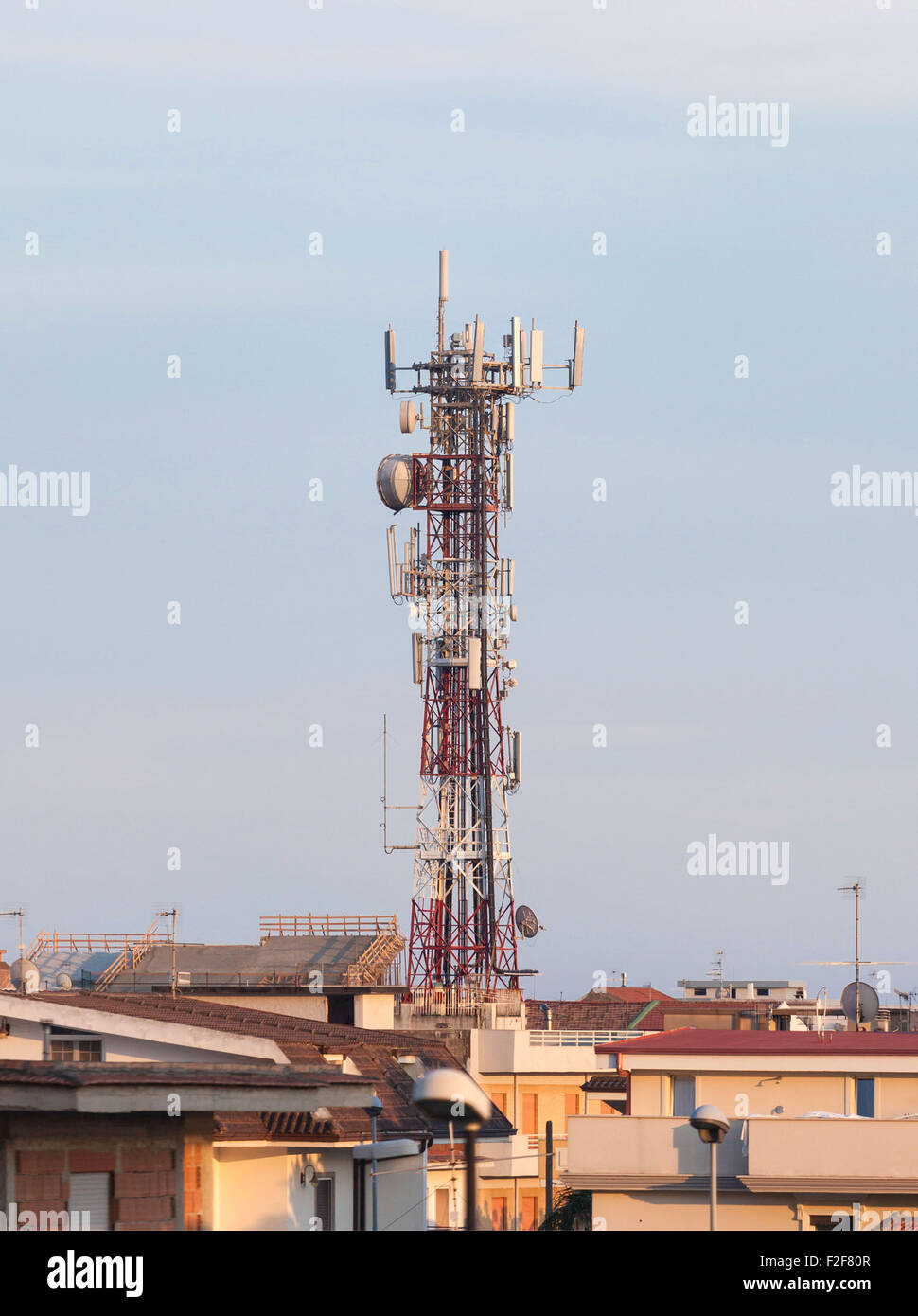 Fernmeldeturm mit Antennen bei Sonnenuntergang Stockfoto