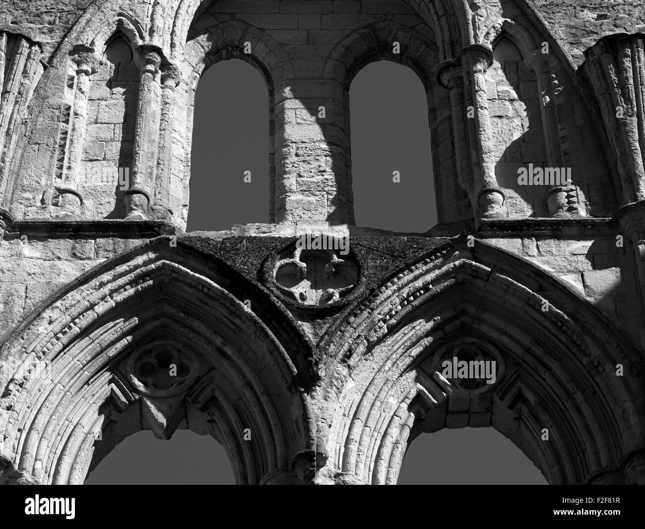 Die gotischen Ruinen von Rievaulx Abbey in Ryedale, North Yorkshire Stockfoto