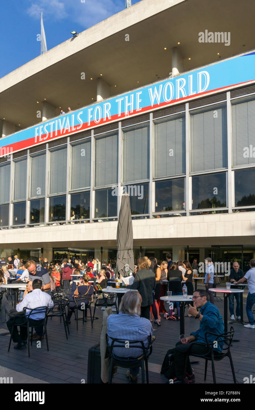 Menschen Sie essen & trinken außerhalb der Royal Festival Hall in der Londoner South Bank. Stockfoto