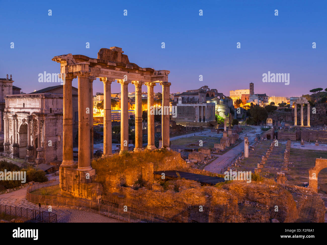 Die Spalten sind die Ruinen der Tempel des Saturn, ein Tempel des Gottes Saturn im römischen Forum Rom Latium Italien EU Europa Stockfoto