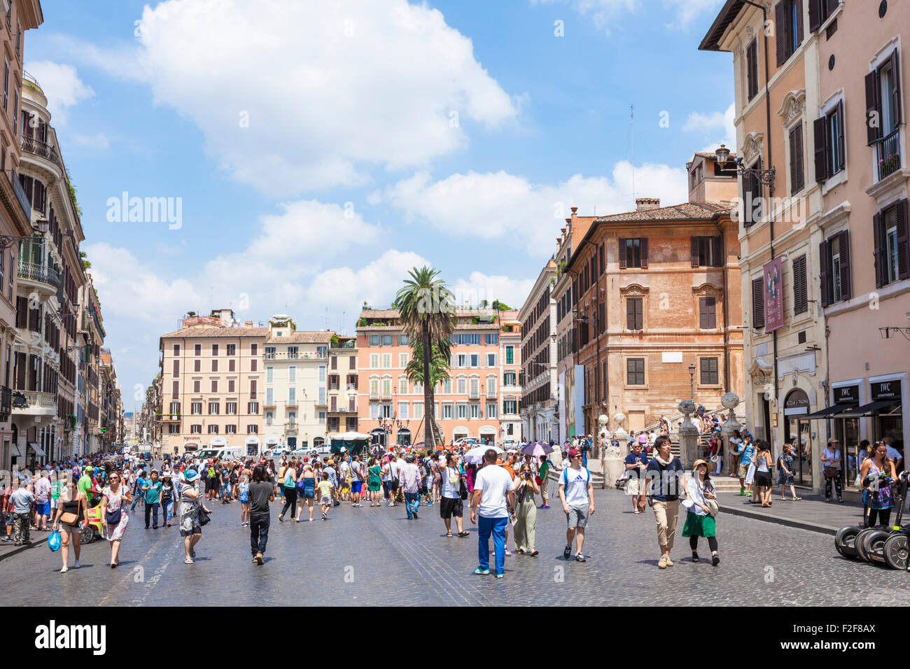 Touristen, die versammelten sich in der Piazza di Spagna Roma Rom Latium Italien EU Europa Stockfoto