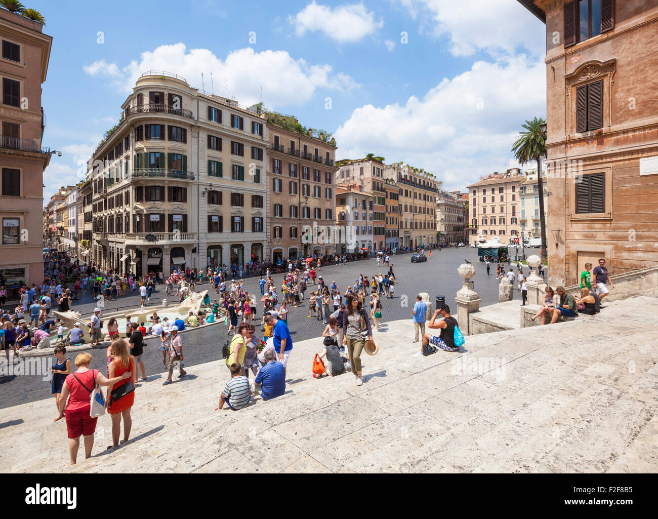 Touristen sitzen auf und gehen bis der spanische Schritte Piazza di Spagna Roma Rom Latium Italien EU Europa Stockfoto