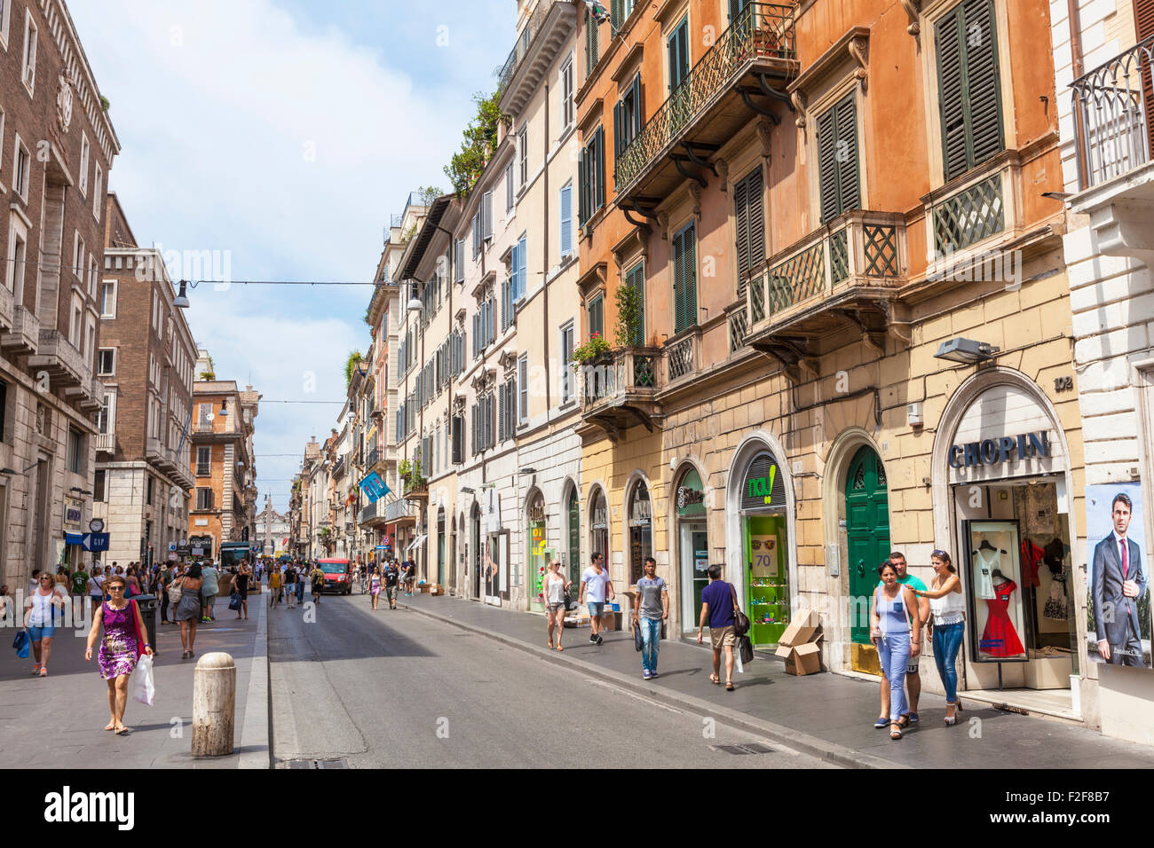Menschen Einkaufen in den Geschäften in der Via del Corso, Rom, Italien, Roma Italien Lazio EU Europa Stockfoto