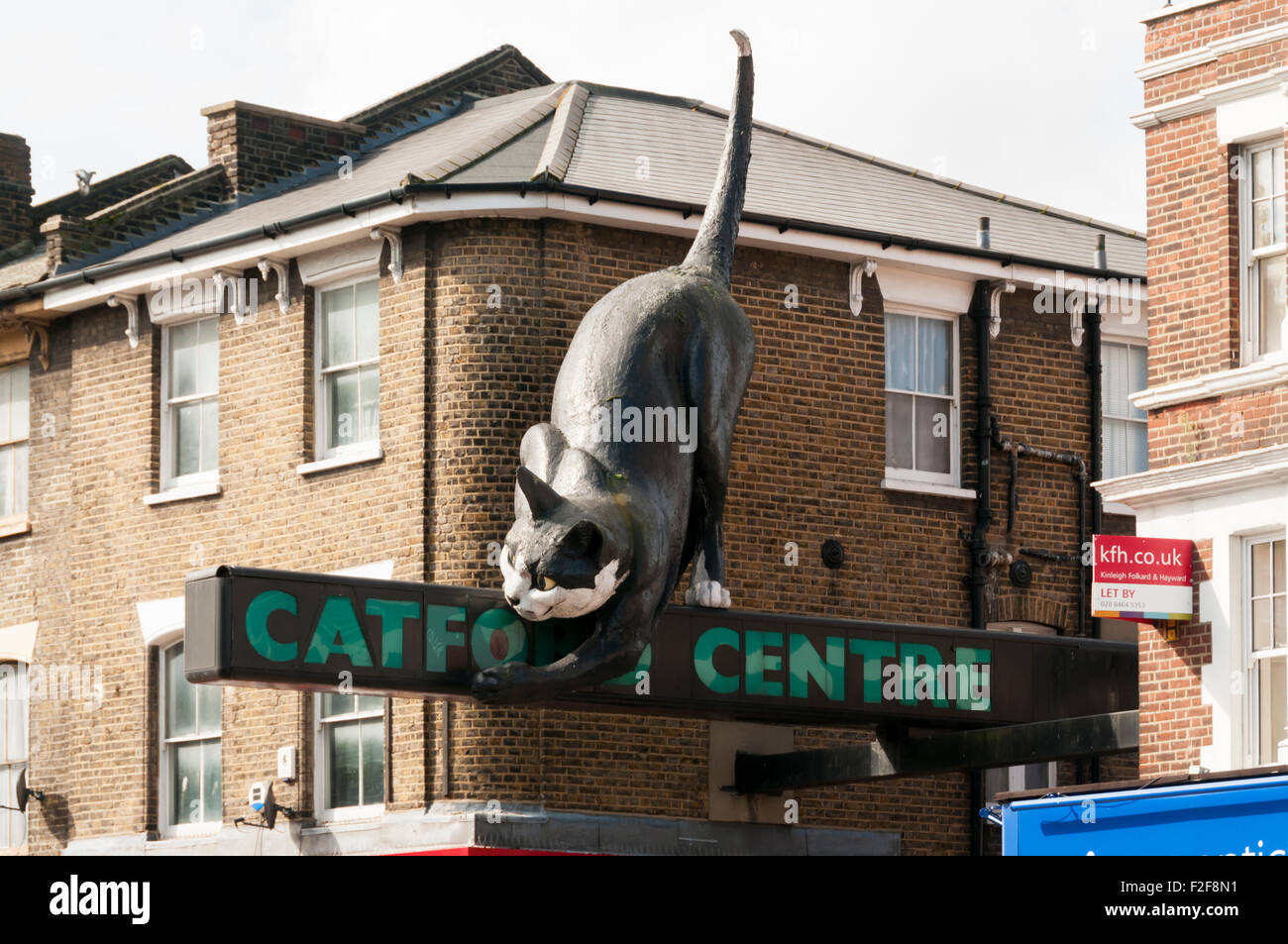Eine große Katze auf dem Schild am Eingang zum nstige Einkaufszentrum im Süden von London. Stockfoto