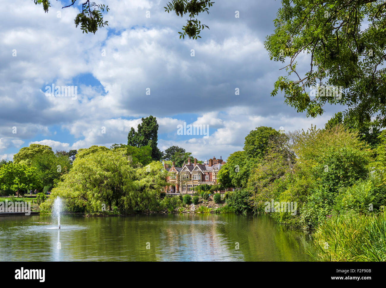 Der See und Mansion Haus in Bletchley Park, Buckinghamshire, England, UK Stockfoto