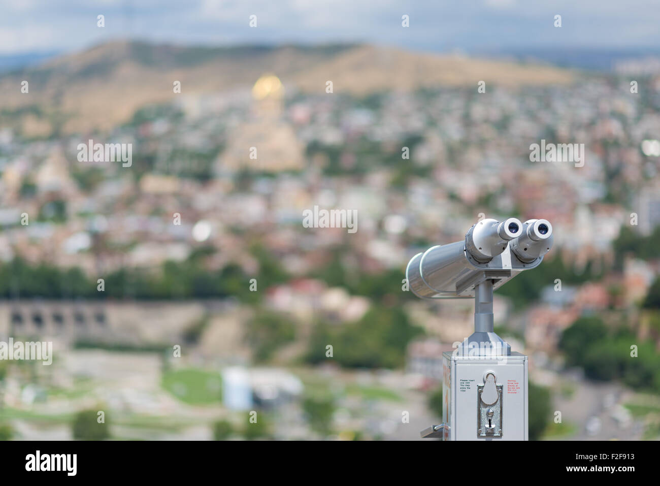 Ansicht von Tiflis (Tbilissi), Georgien und ein Fernglas Stockfoto