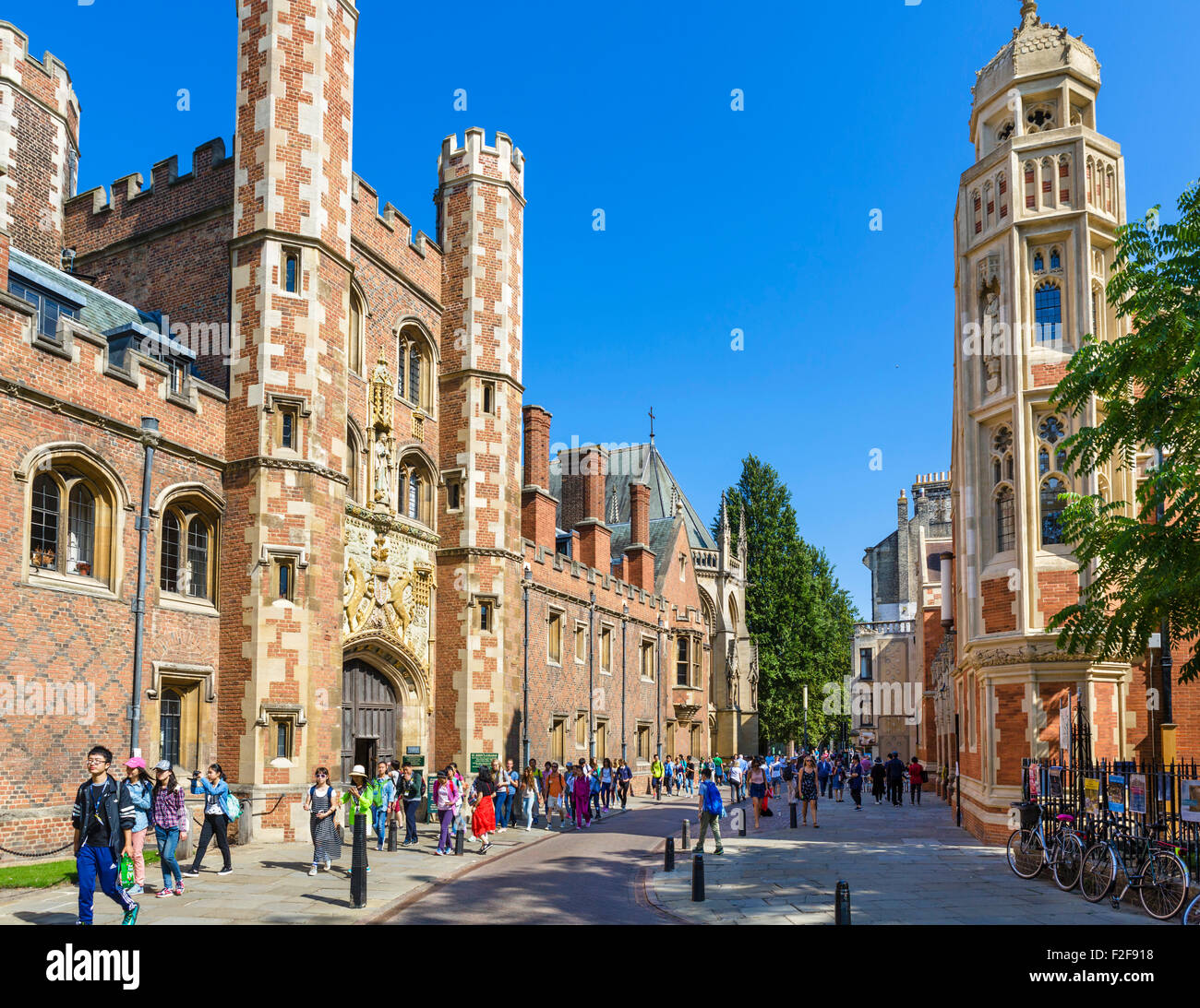 St Johns Straße außerhalb St. Johns College der Universität Cambridge, Cambridge, Cambridgeshire, England, Vereinigtes Königreich Stockfoto