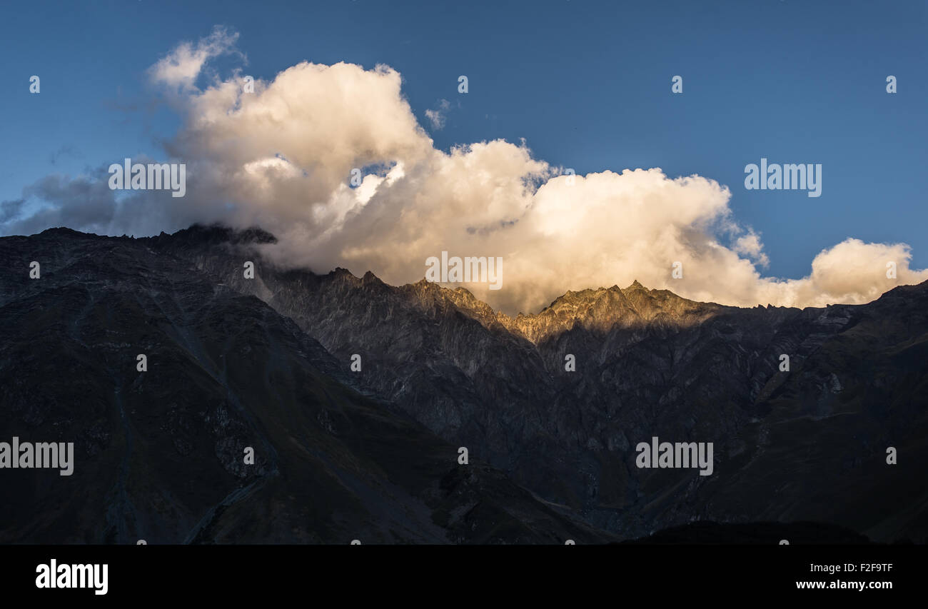 Reihe von Bergen von Kasbegi, Georgia. im Sonnenuntergang Stockfoto