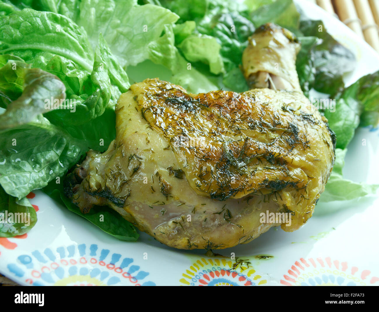 Indian-Knoblauch-Huhn mit Salat serviert Stockfoto