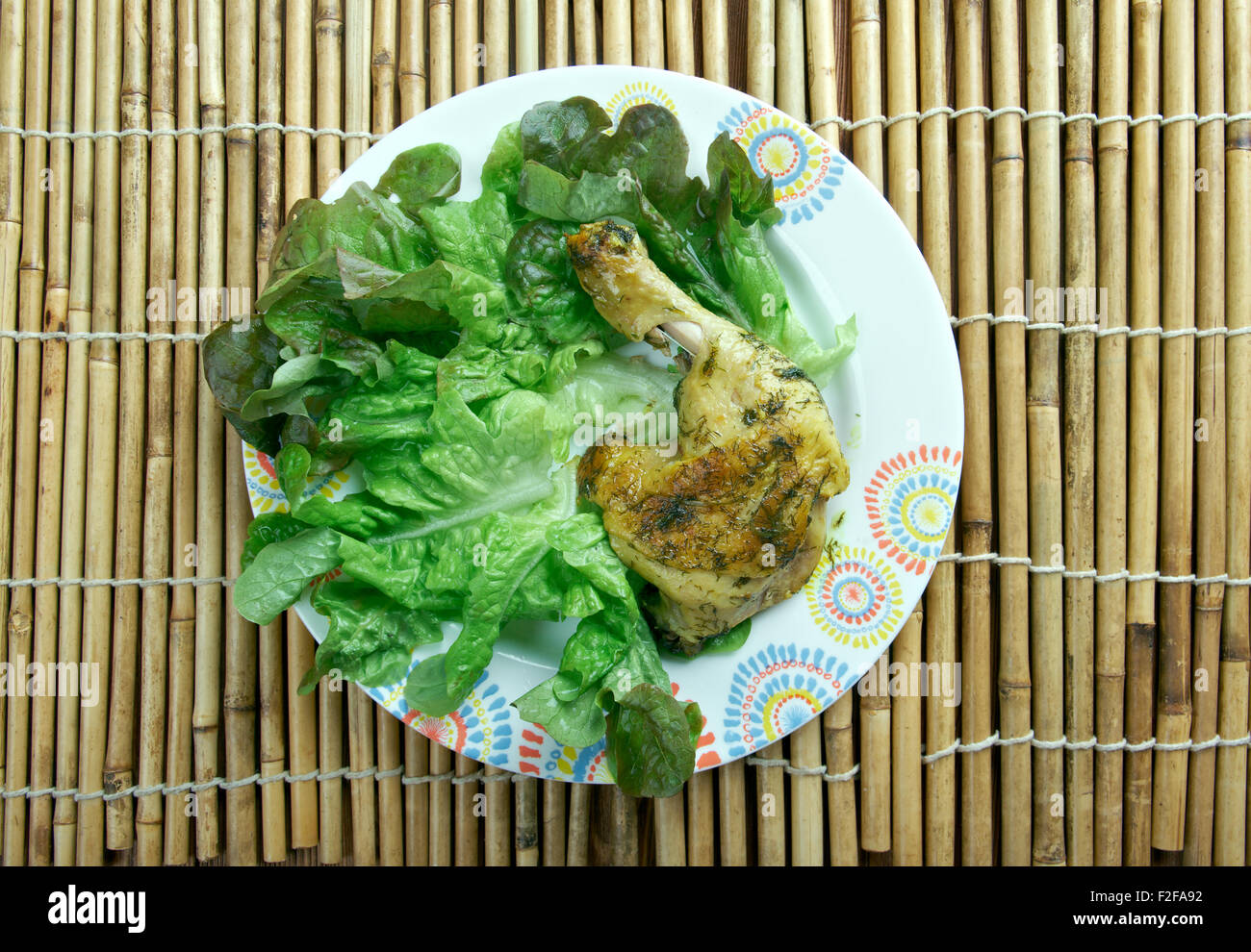 Indian-Knoblauch-Huhn mit Salat serviert Stockfoto