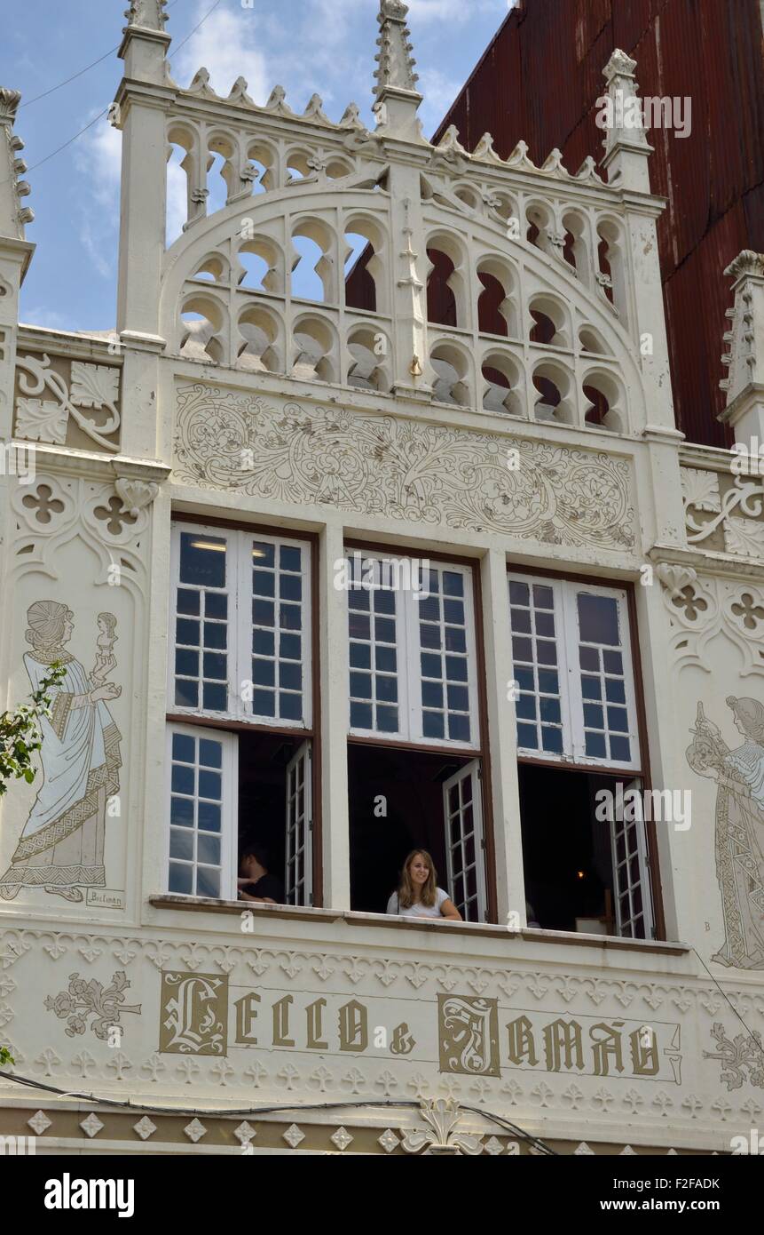 Frau lehnt sich aus dem Fenster in der berühmten Buchhandlung Lello in Porto, Portugal Stockfoto